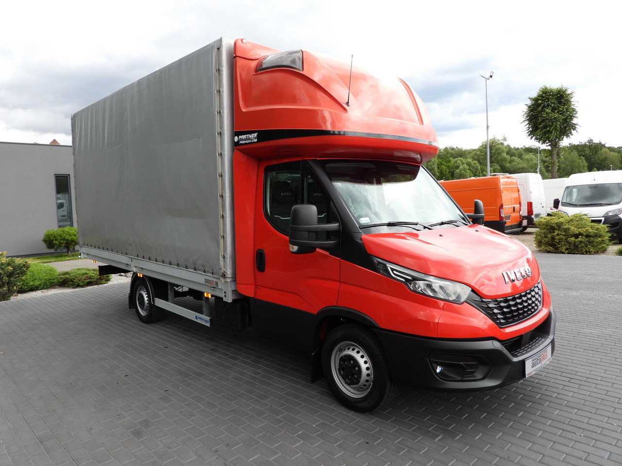 IVECO DAILY 35S18 TARPAULIN 10 PALLETS WEBASTO CRUISE CONTROL LED LIGHTS AIR CONDITIONING 180HP - Dostavno vozilo s ponjavo: slika 4 IVECO DAILY 35S18 TARPAULIN 10 PALLETS WEBASTO CRUISE CONTROL LED LIGHTS AIR CONDITIONING 180HP - Dostavno vozilo s ponjavo: slika 4