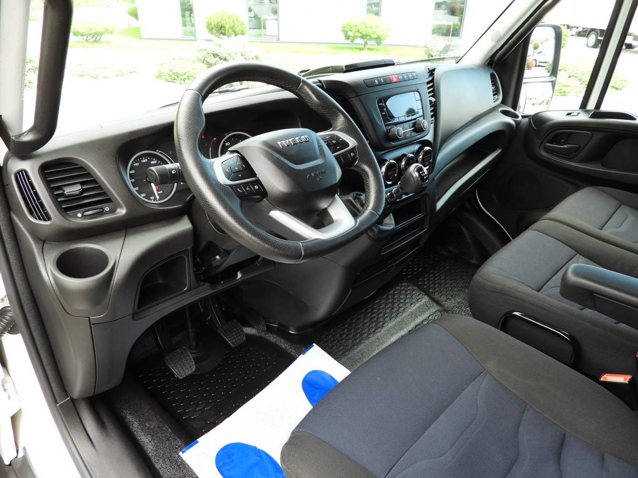 IVECO DAILY 35S18 TARPAULIN 10 PALLETS WEBASTO CRUISE CONTROL LED LIGHTS PNEUMATICS AIR CONDITIONING 180HP - Dostavno vozilo s ponjavo: slika 2 IVECO DAILY 35S18 TARPAULIN 10 PALLETS WEBASTO CRUISE CONTROL LED LIGHTS PNEUMATICS AIR CONDITIONING 180HP - Dostavno vozilo s ponjavo: slika 2