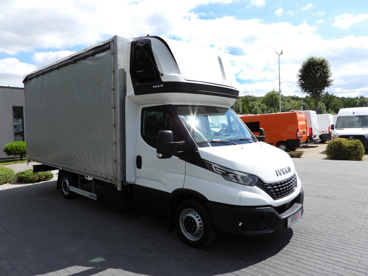 IVECO DAILY 35S18 TARPAULIN 10 PALLETS WEBASTO CRUISE CONTROL NAVIGATION LED LIGHTS AIR CONDITIONING 180HP - Dostavno vozilo s ponjavo: slika 4 IVECO DAILY 35S18 TARPAULIN 10 PALLETS WEBASTO CRUISE CONTROL NAVIGATION LED LIGHTS AIR CONDITIONING 180HP - Dostavno vozilo s ponjavo: slika 4