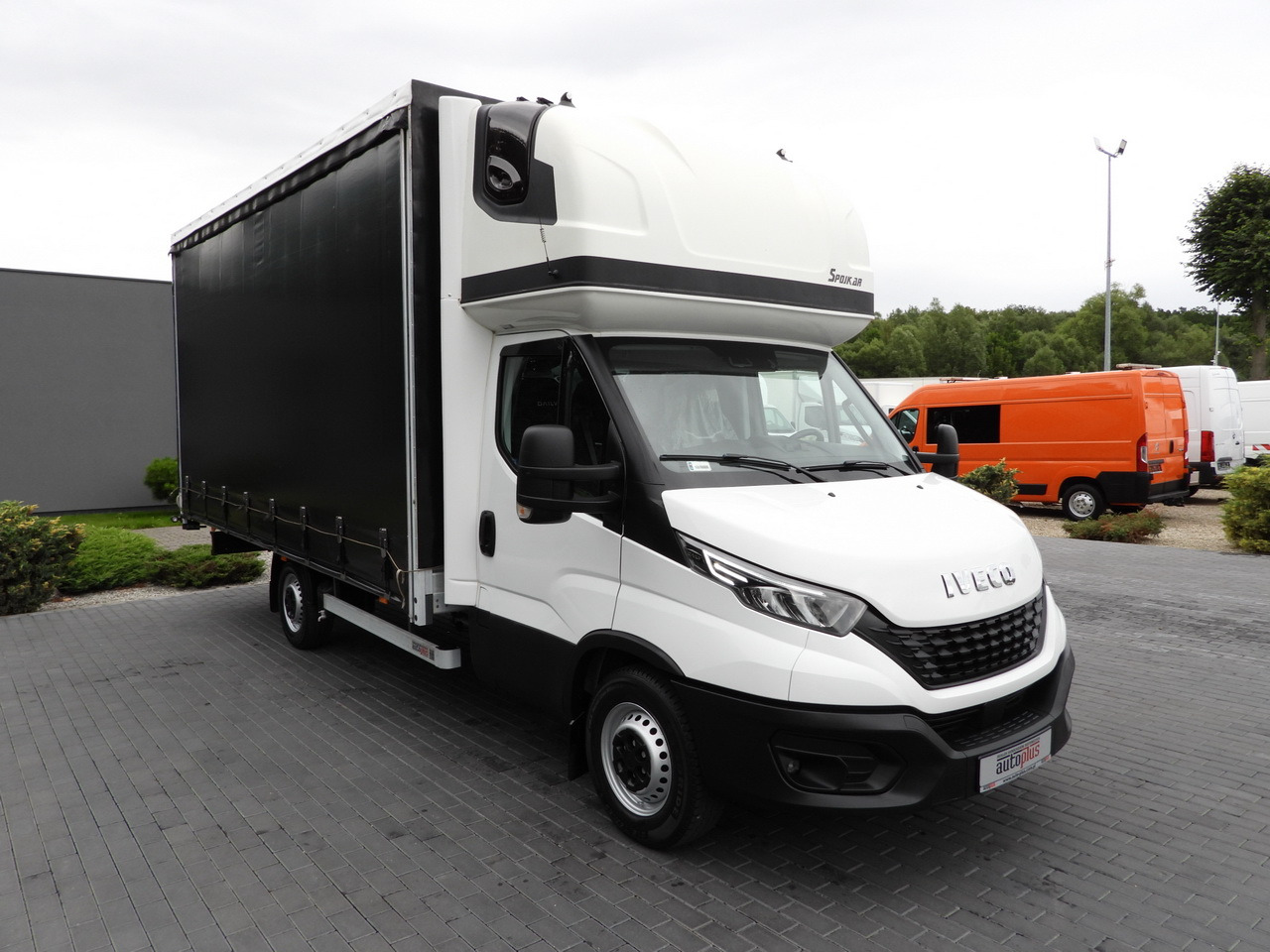 IVECO DAILY 35S18 TARPAULIN 10 PALLETS WEBASTO CRUISE CONTROL NAVIGATION LED LIGHTS AIR CONDITIONING 180HP - Dostavno vozilo s ponjavo: slika 4 IVECO DAILY 35S18 TARPAULIN 10 PALLETS WEBASTO CRUISE CONTROL NAVIGATION LED LIGHTS AIR CONDITIONING 180HP - Dostavno vozilo s ponjavo: slika 4
