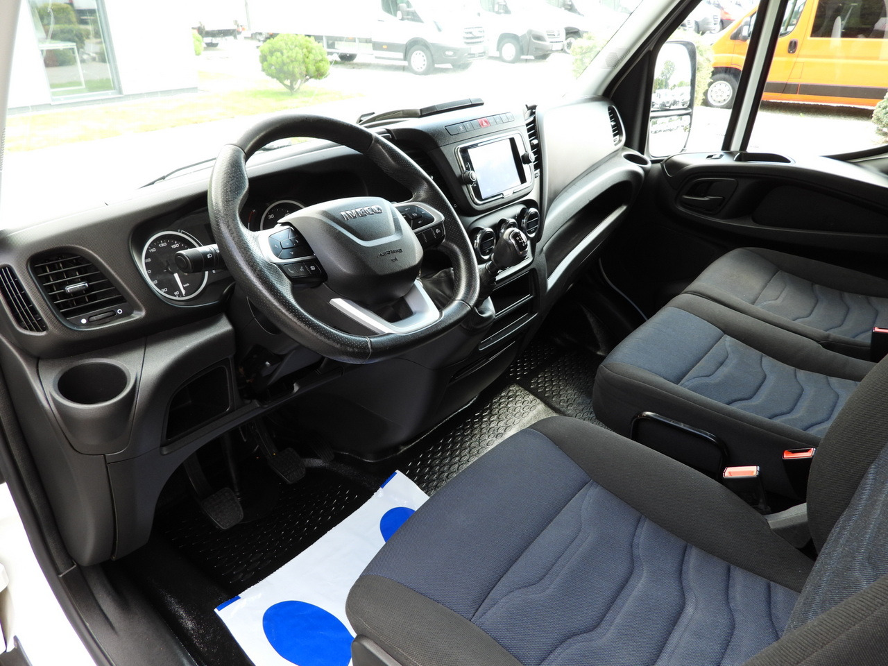 IVECO DAILY 35S18 TARPAULIN 10 PALLETS WEBASTO CRUISE CONTROL NAVIGATION LED LIGHTS AIR CONDITIONING 180HP - Dostavno vozilo s ponjavo: slika 2 IVECO DAILY 35S18 TARPAULIN 10 PALLETS WEBASTO CRUISE CONTROL NAVIGATION LED LIGHTS AIR CONDITIONING 180HP - Dostavno vozilo s ponjavo: slika 2