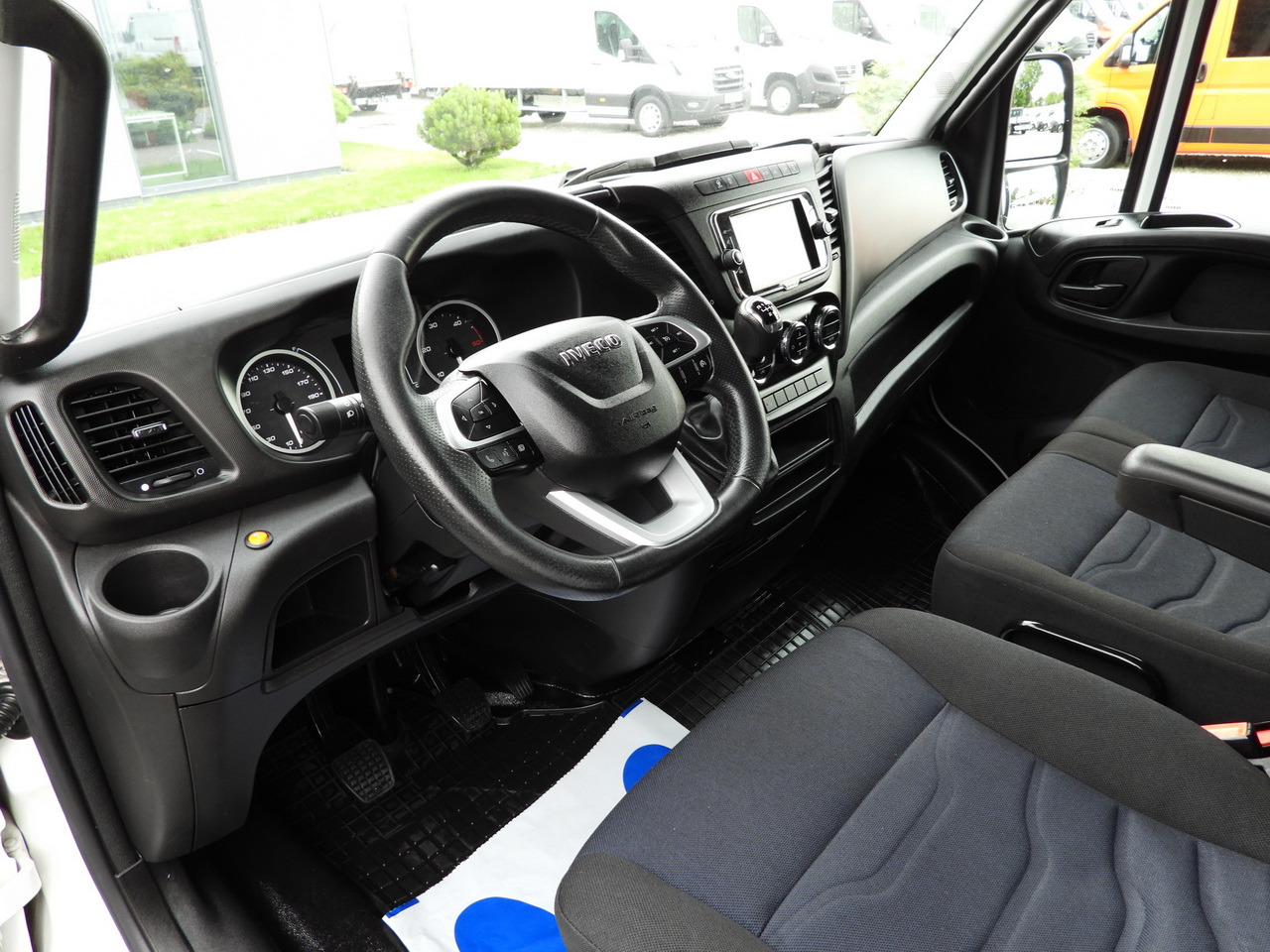 IVECO DAILY 35S18 TARPAULIN 10 PALLETS WEBASTO CRUISE CONTROL NAVIGATION LED LIGHTS AIR CONDITIONING 180HP - Dostavno vozilo s ponjavo: slika 2 IVECO DAILY 35S18 TARPAULIN 10 PALLETS WEBASTO CRUISE CONTROL NAVIGATION LED LIGHTS AIR CONDITIONING 180HP - Dostavno vozilo s ponjavo: slika 2