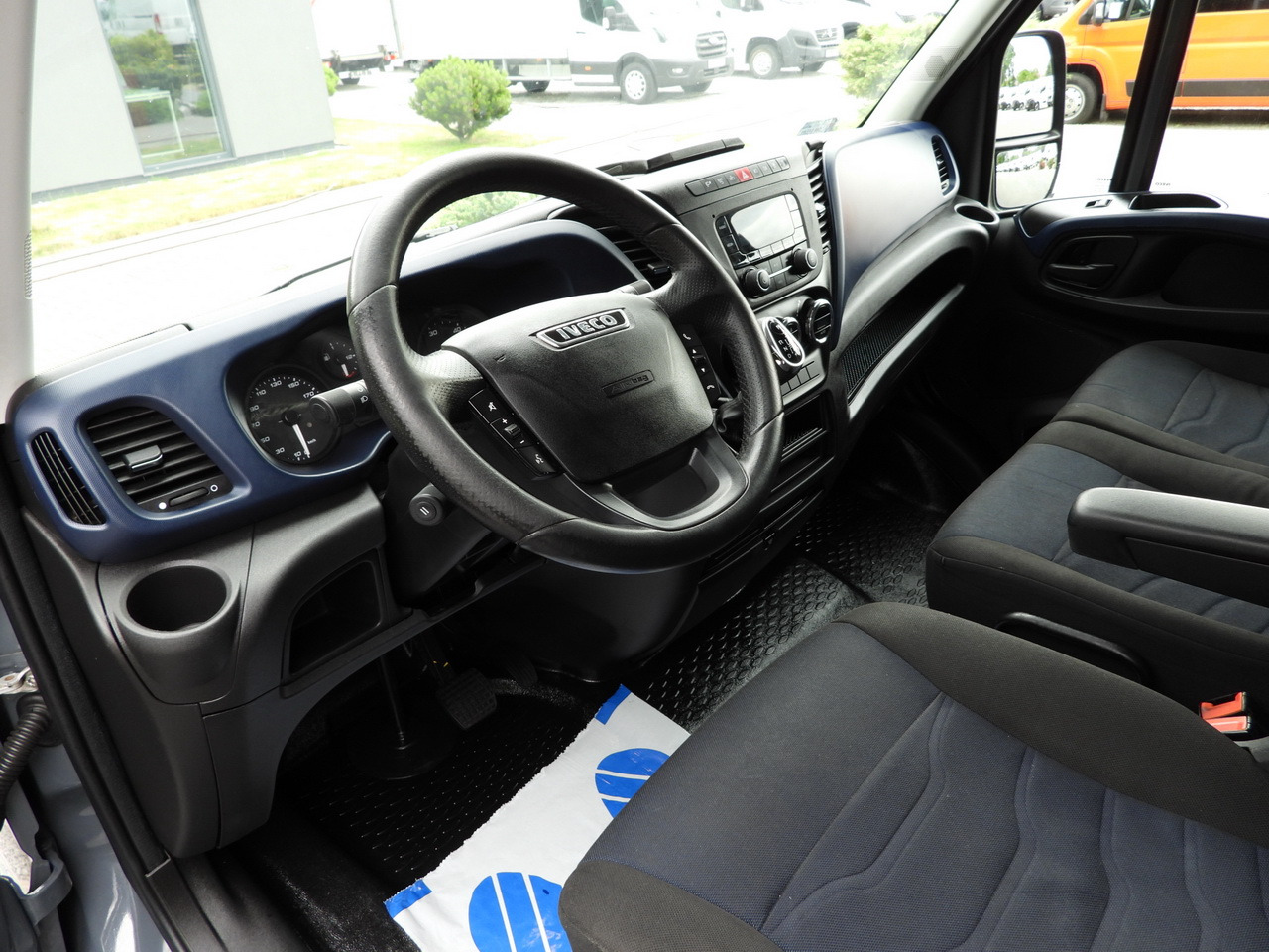 IVECO DAILY 35S18 TARPAULIN 10 PALLETS WEBASTO CRUISE CONTROL PNEUMATICS AUTOMATIC TRANSMISSION HI-MATIC AIR CONDITIONING 180HP - Dostavno vozilo s ponjavo: slika 2 IVECO DAILY 35S18 TARPAULIN 10 PALLETS WEBASTO CRUISE CONTROL PNEUMATICS AUTOMATIC TRANSMISSION HI-MATIC AIR CONDITIONING 180HP - Dostavno vozilo s ponjavo: slika 2