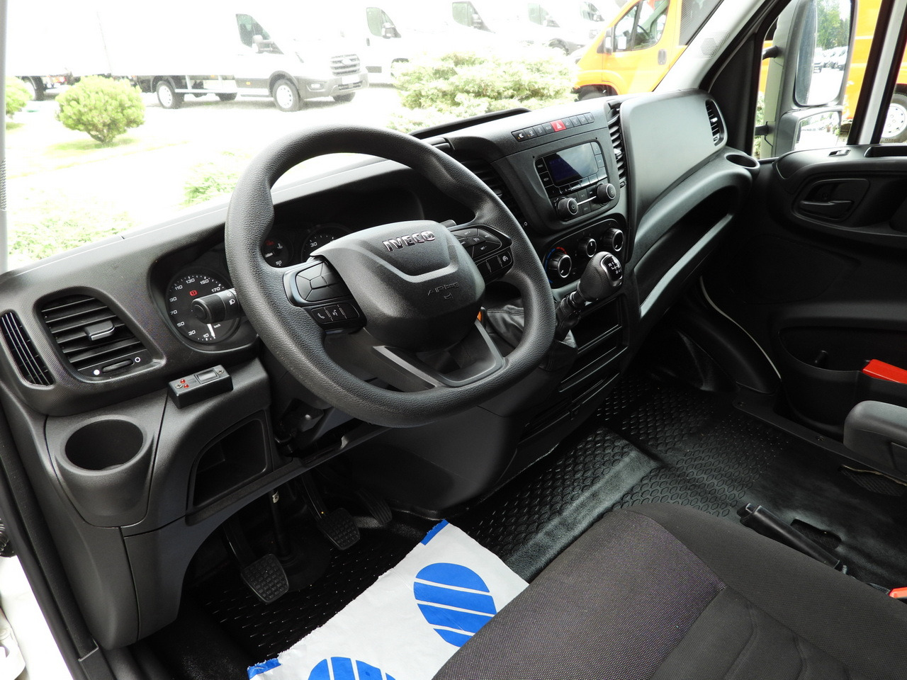 IVECO DAILY 35S18 TARPAULIN LIFT 10 PALLETS WEBASTO CRUISE CONTROL PNEUMATICS AIR CONDITIONING 180HP - Dostavno vozilo s ponjavo: slika 2 IVECO DAILY 35S18 TARPAULIN LIFT 10 PALLETS WEBASTO CRUISE CONTROL PNEUMATICS AIR CONDITIONING 180HP - Dostavno vozilo s ponjavo: slika 2