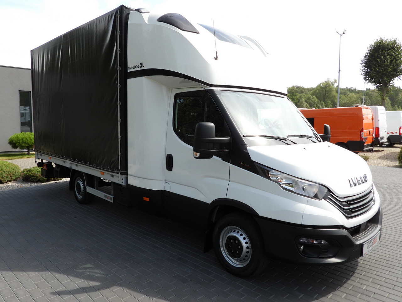 IVECO DAILY 35S18 TARPAULIN LIFT 8 PALLETS CRUISE CONTROL AIR CONDITIONING 180HP - Dostavno vozilo s ponjavo: slika 4 IVECO DAILY 35S18 TARPAULIN LIFT 8 PALLETS CRUISE CONTROL AIR CONDITIONING 180HP - Dostavno vozilo s ponjavo: slika 4