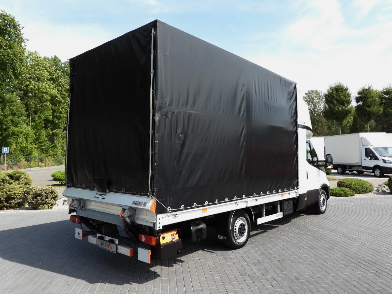IVECO DAILY 35S18 TARPAULIN LIFT 8 PALLETS CRUISE CONTROL AIR CONDITIONING 180HP - Dostavno vozilo s ponjavo: slika 3 IVECO DAILY 35S18 TARPAULIN LIFT 8 PALLETS CRUISE CONTROL AIR CONDITIONING 180HP - Dostavno vozilo s ponjavo: slika 3