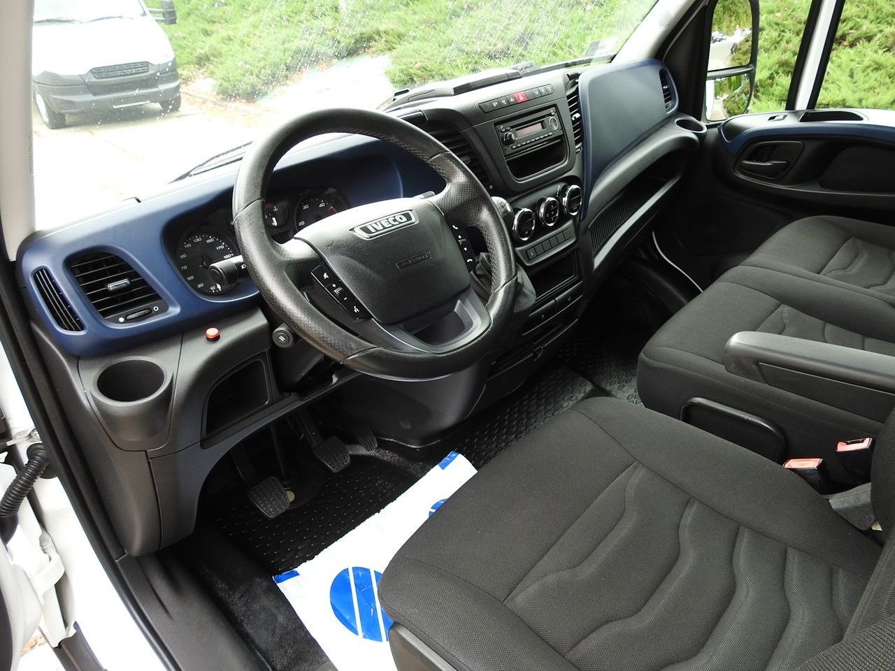 IVECO DAILY 35S18 TARPAULIN LIFT 8 PALLETS CRUISE CONTROL AIR CONDITIONING 180HP - Dostavno vozilo s ponjavo: slika 2 IVECO DAILY 35S18 TARPAULIN LIFT 8 PALLETS CRUISE CONTROL AIR CONDITIONING 180HP - Dostavno vozilo s ponjavo: slika 2
