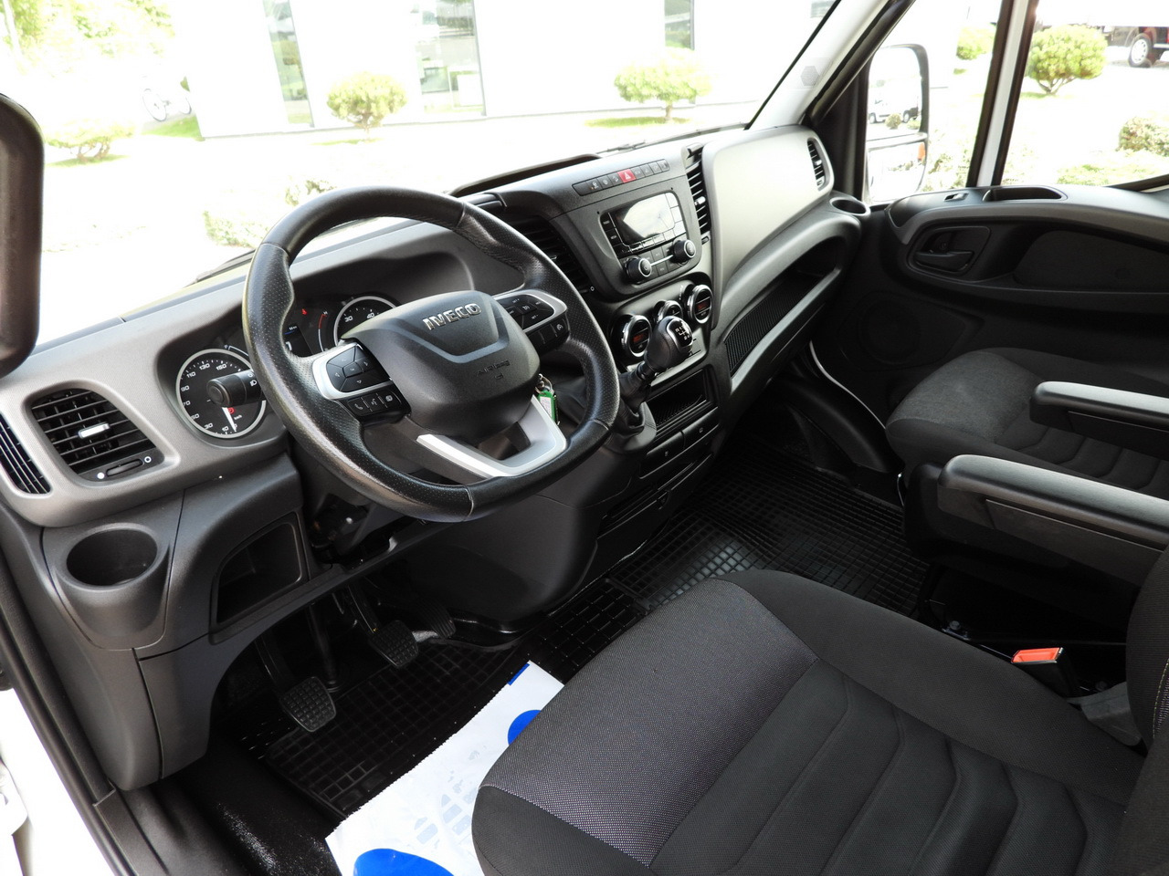 IVECO DAILY 35S18 TARPAULIN LIFT 8 PALLETS CRUISE CONTROL AIR CONDITIONING 180HP - Dostavno vozilo s ponjavo: slika 2 IVECO DAILY 35S18 TARPAULIN LIFT 8 PALLETS CRUISE CONTROL AIR CONDITIONING 180HP - Dostavno vozilo s ponjavo: slika 2