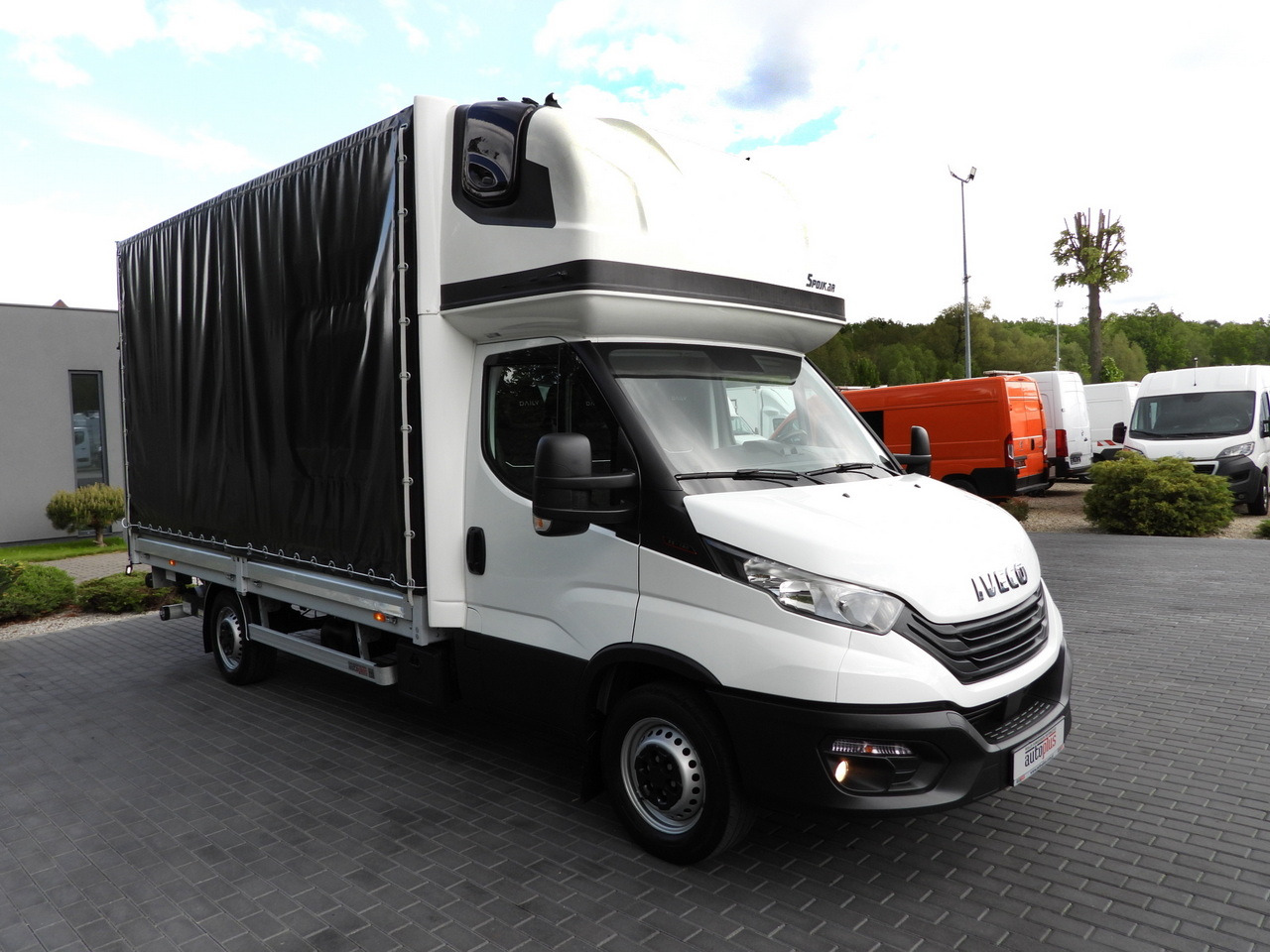 IVECO DAILY 35S18 TARPAULIN LIFT 8 PALLETS WEBASTO CRUISE CONTROL AIR CONDITIONING 180HP - Dostavno vozilo s ponjavo: slika 4 IVECO DAILY 35S18 TARPAULIN LIFT 8 PALLETS WEBASTO CRUISE CONTROL AIR CONDITIONING 180HP - Dostavno vozilo s ponjavo: slika 4