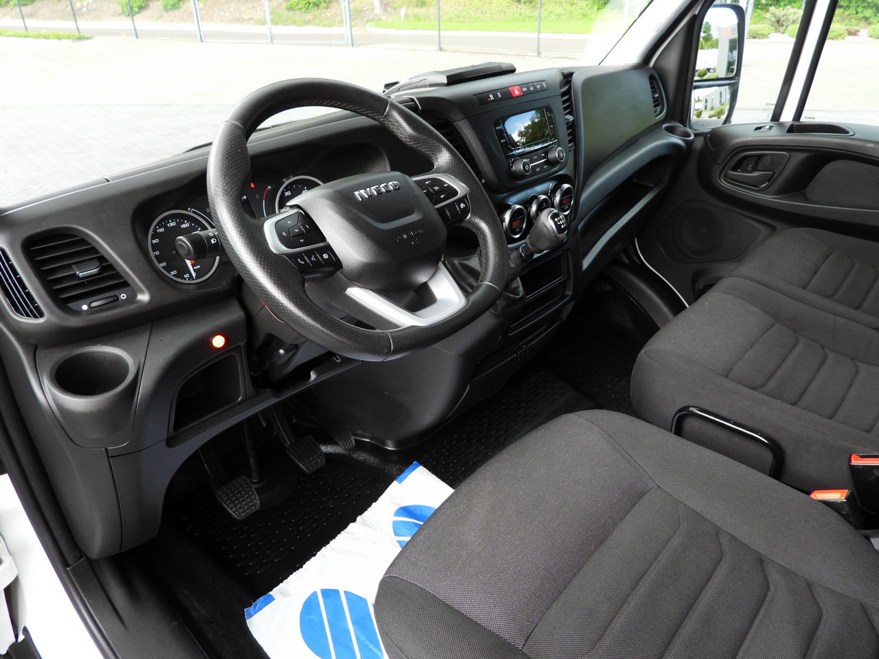 IVECO DAILY 35S18 TARPAULIN LIFT 8 PALLETS WEBASTO CRUISE CONTROL AIR CONDITIONING 180HP - Dostavno vozilo s ponjavo: slika 2 IVECO DAILY 35S18 TARPAULIN LIFT 8 PALLETS WEBASTO CRUISE CONTROL AIR CONDITIONING 180HP - Dostavno vozilo s ponjavo: slika 2