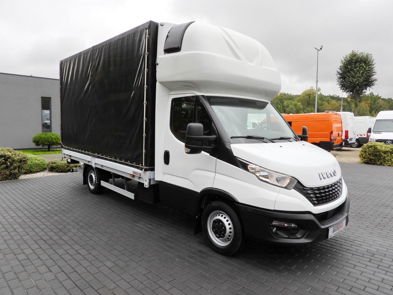IVECO DAILY 35S18 TARPAULIN LIFT 8 PALLETS WEBASTO CRUISE CONTROL AIR CONDITIONING 180HP - Dostavno vozilo s ponjavo: slika 4 IVECO DAILY 35S18 TARPAULIN LIFT 8 PALLETS WEBASTO CRUISE CONTROL AIR CONDITIONING 180HP - Dostavno vozilo s ponjavo: slika 4