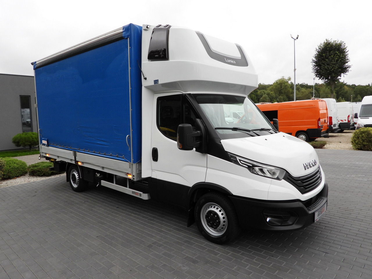 IVECO DAILY 35S18 TARPAULIN LIFT 8 PALLETS WEBASTO CRUISE CONTROL LED LIGHTS AIR CONDITIONING 180HP - Dostavno vozilo s ponjavo: slika 4 IVECO DAILY 35S18 TARPAULIN LIFT 8 PALLETS WEBASTO CRUISE CONTROL LED LIGHTS AIR CONDITIONING 180HP - Dostavno vozilo s ponjavo: slika 4