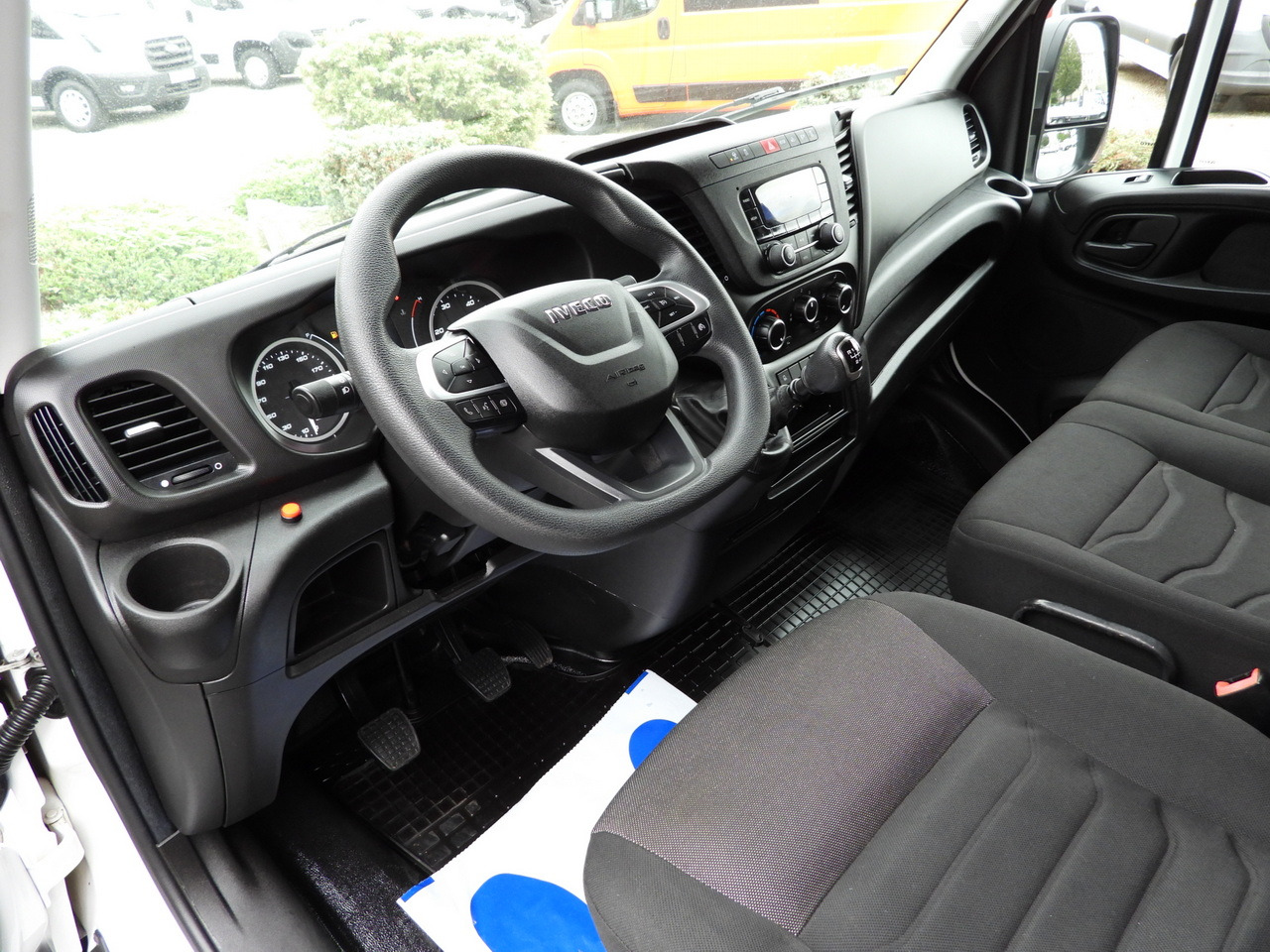 IVECO DAILY 35S18 TARPAULIN LIFT 8 PALLETS WEBASTO CRUISE CONTROL LED LIGHTS AIR CONDITIONING 180HP - Dostavno vozilo s ponjavo: slika 2 IVECO DAILY 35S18 TARPAULIN LIFT 8 PALLETS WEBASTO CRUISE CONTROL LED LIGHTS AIR CONDITIONING 180HP - Dostavno vozilo s ponjavo: slika 2