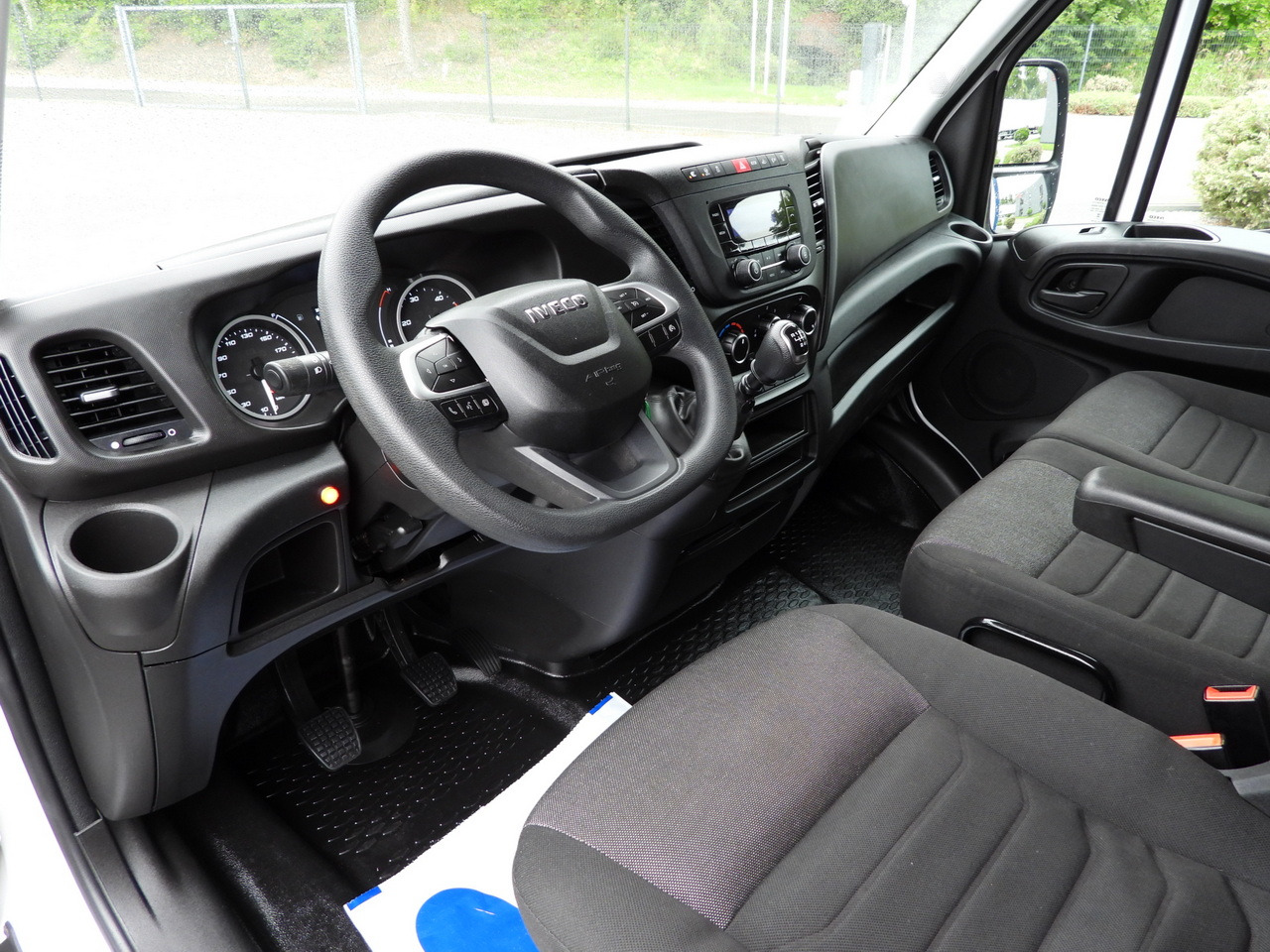 IVECO DAILY 35S18 TARPAULIN LIFT 8 PALLETS WEBASTO CRUISE CONTROL LED LIGHTS AIR CONDITIONING 180HP - Dostavno vozilo s ponjavo: slika 2 IVECO DAILY 35S18 TARPAULIN LIFT 8 PALLETS WEBASTO CRUISE CONTROL LED LIGHTS AIR CONDITIONING 180HP - Dostavno vozilo s ponjavo: slika 2