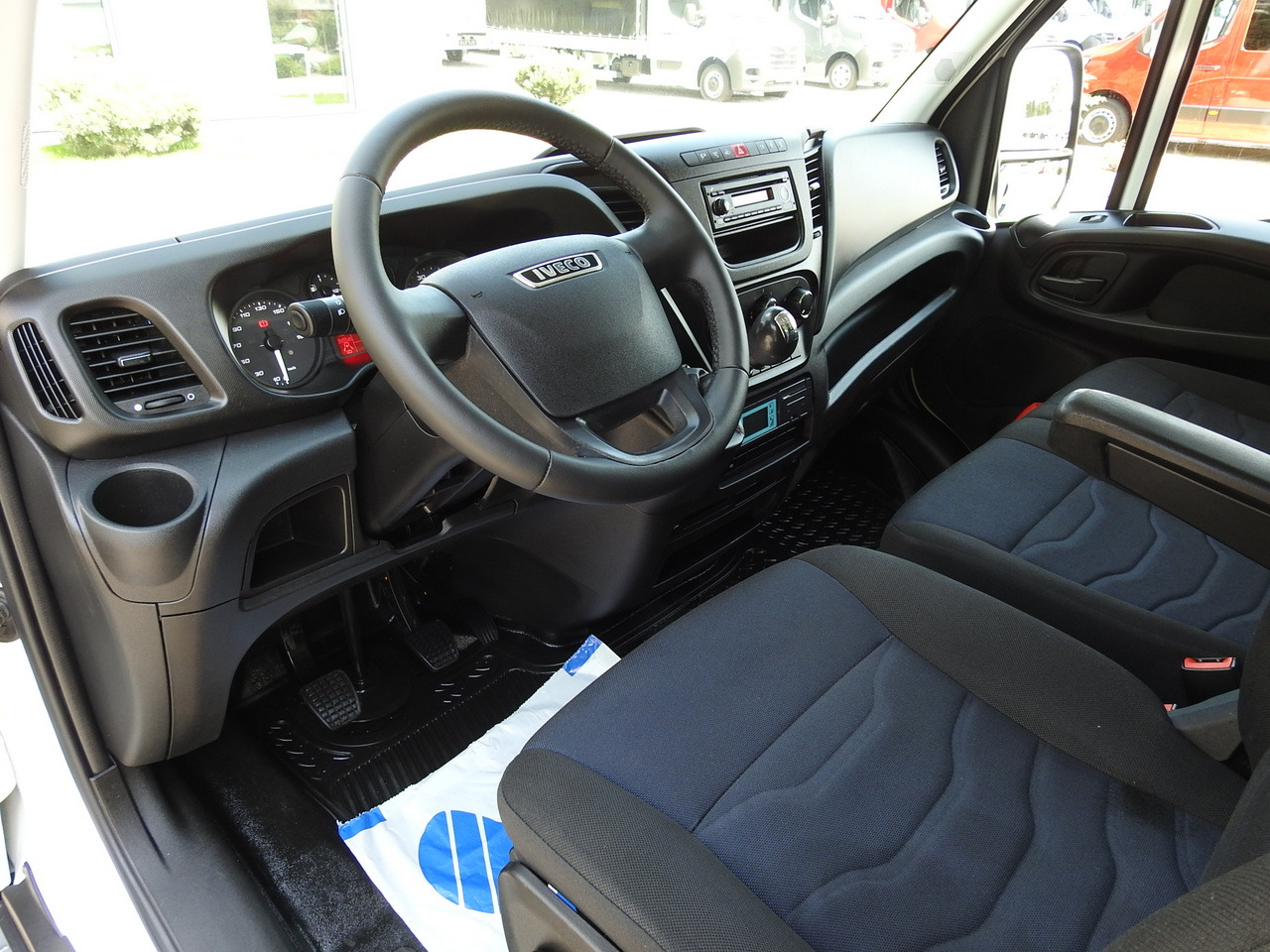 IVECO DAILY 50C15 REGRIGERATOR BOX -5*C POWER SUPPLY 230V AIR CONDITIONING TWIN WHEELS 150HP - Hladilno vozilo: slika 2 IVECO DAILY 50C15 REGRIGERATOR BOX -5*C POWER SUPPLY 230V AIR CONDITIONING TWIN WHEELS 150HP - Hladilno vozilo: slika 2