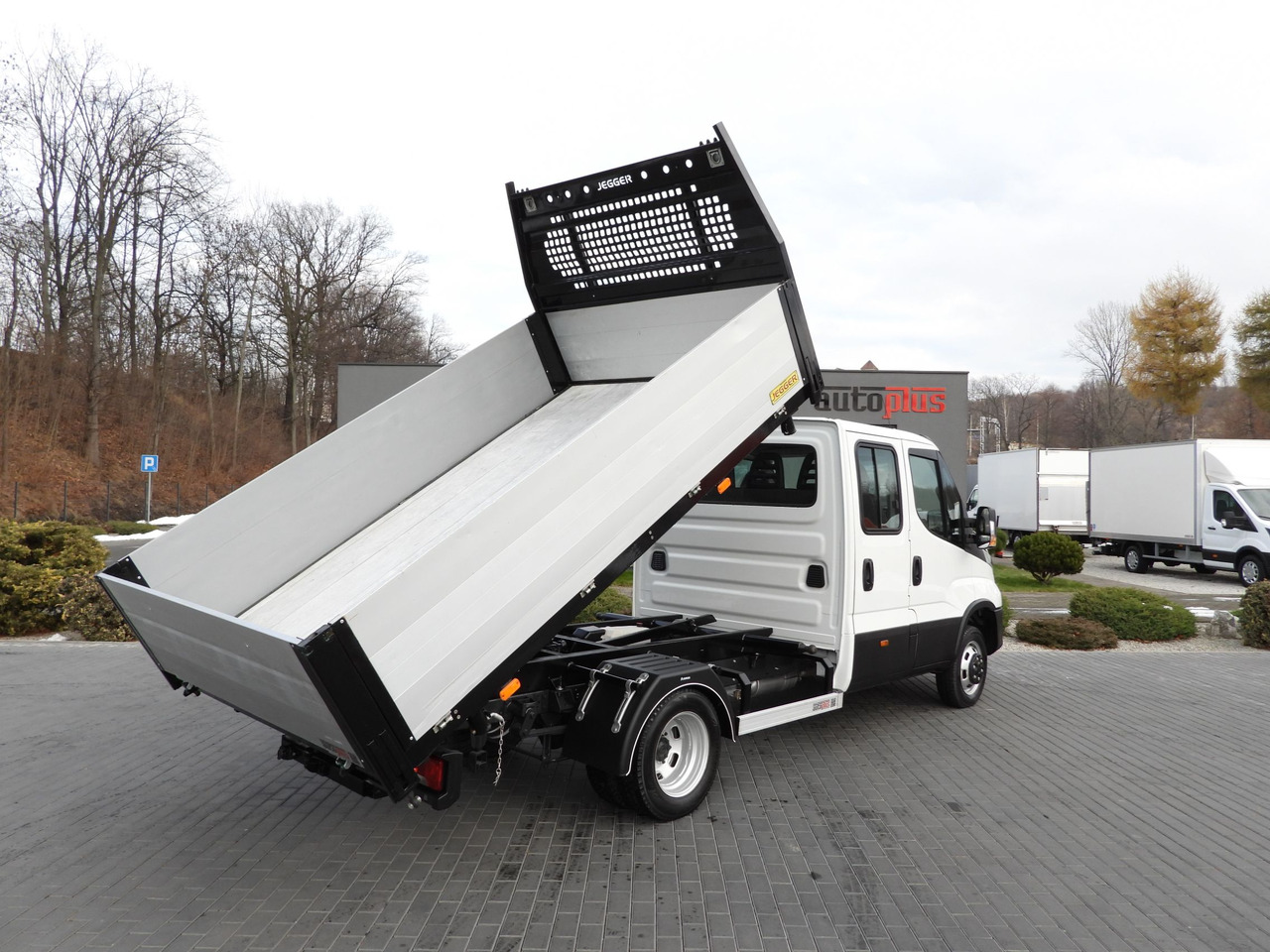IVECO DAILY 50C16 THREE-WAY TIPPER DOUBLE CABIN DOKA 6 SEATS CRUISE CONTROL PNEUMATICS TWIN WHEELS AIR CONDITIONING 160HP - Dostavno vozilo prekucnik: slika 3 IVECO DAILY 50C16 THREE-WAY TIPPER DOUBLE CABIN DOKA 6 SEATS CRUISE CONTROL PNEUMATICS TWIN WHEELS AIR CONDITIONING 160HP - Dostavno vozilo prekucnik: slika 3