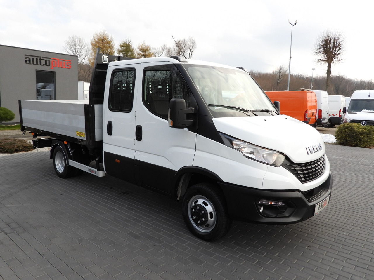 IVECO DAILY 50C16 THREE-WAY TIPPER DOUBLE CABIN DOKA 6 SEATS CRUISE CONTROL PNEUMATICS TWIN WHEELS AIR CONDITIONING 160HP - Dostavno vozilo prekucnik: slika 4 IVECO DAILY 50C16 THREE-WAY TIPPER DOUBLE CABIN DOKA 6 SEATS CRUISE CONTROL PNEUMATICS TWIN WHEELS AIR CONDITIONING 160HP - Dostavno vozilo prekucnik: slika 4
