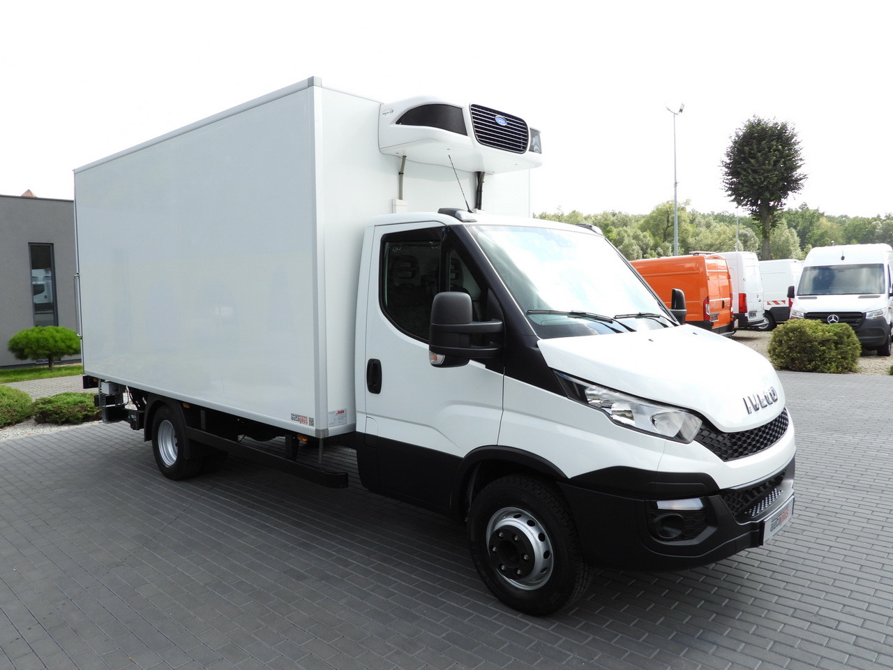 IVECO DAILY 70C17 REFRIGERATOR 1*C LIFT 10 PALLETS POWER SUPPLY 230V CRUISE CONTROL AIR CONDITIONING PNEUMATICS AUTOMATIC TRANSMISSION HI-MATIC TWIN WHEELS 170HP - Tovornjak hladilnik: slika 4 IVECO DAILY 70C17 REFRIGERATOR 1*C LIFT 10 PALLETS POWER SUPPLY 230V CRUISE CONTROL AIR CONDITIONING PNEUMATICS AUTOMATIC TRANSMISSION HI-MATIC TWIN WHEELS 170HP - Tovornjak hladilnik: slika 4