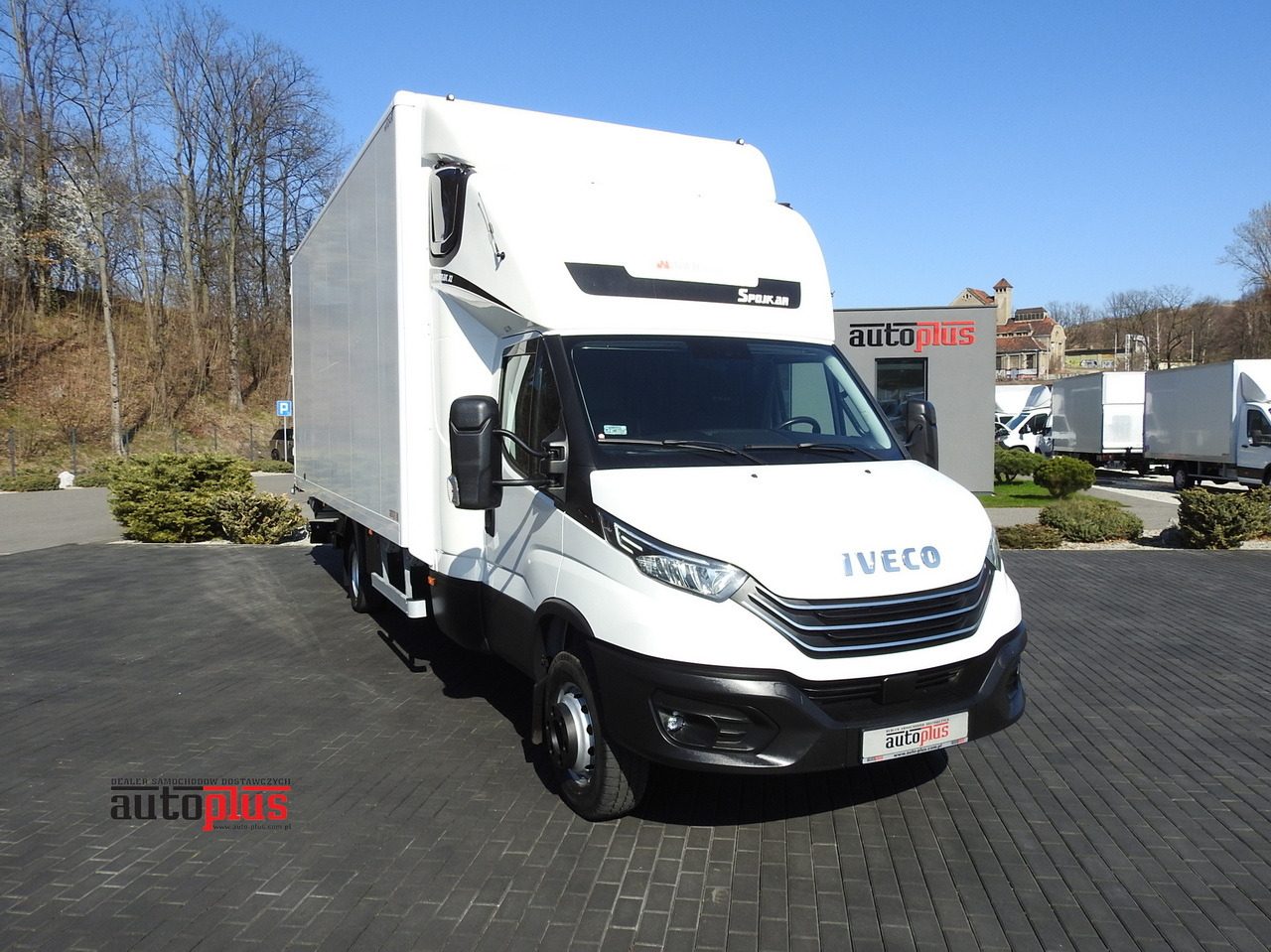 IVECO DAILY 70C18 BOX LIFT 14 PALLETS WEBASTO CRUISE CONTROL NAVIGATION LED LIGHTS TWIN WHEELS AIR CONDITIONING 180HP - Dostavno vozilo z zabojnikom: slika 1 IVECO DAILY 70C18 BOX LIFT 14 PALLETS WEBASTO CRUISE CONTROL NAVIGATION LED LIGHTS TWIN WHEELS AIR CONDITIONING 180HP - Dostavno vozilo z zabojnikom: slika 1