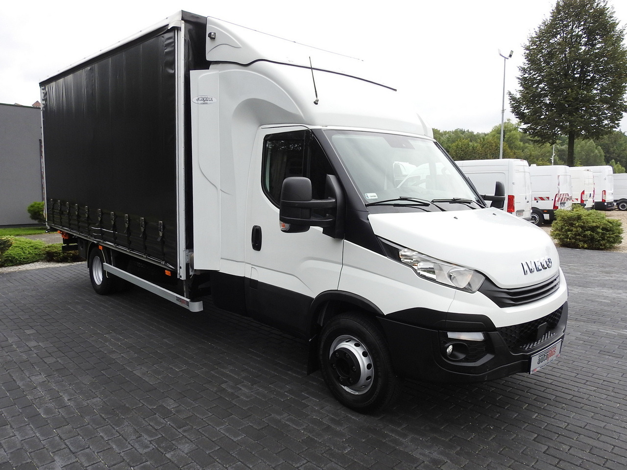 IVECO DAILY 70C18 TARPAULIN LIFT 12 PALLETS WEBASTO CRUISE CONTROL TWIN WHEELS AIR CONDITIONING 180HP - Dostavno vozilo s ponjavo: slika 4 IVECO DAILY 70C18 TARPAULIN LIFT 12 PALLETS WEBASTO CRUISE CONTROL TWIN WHEELS AIR CONDITIONING 180HP - Dostavno vozilo s ponjavo: slika 4