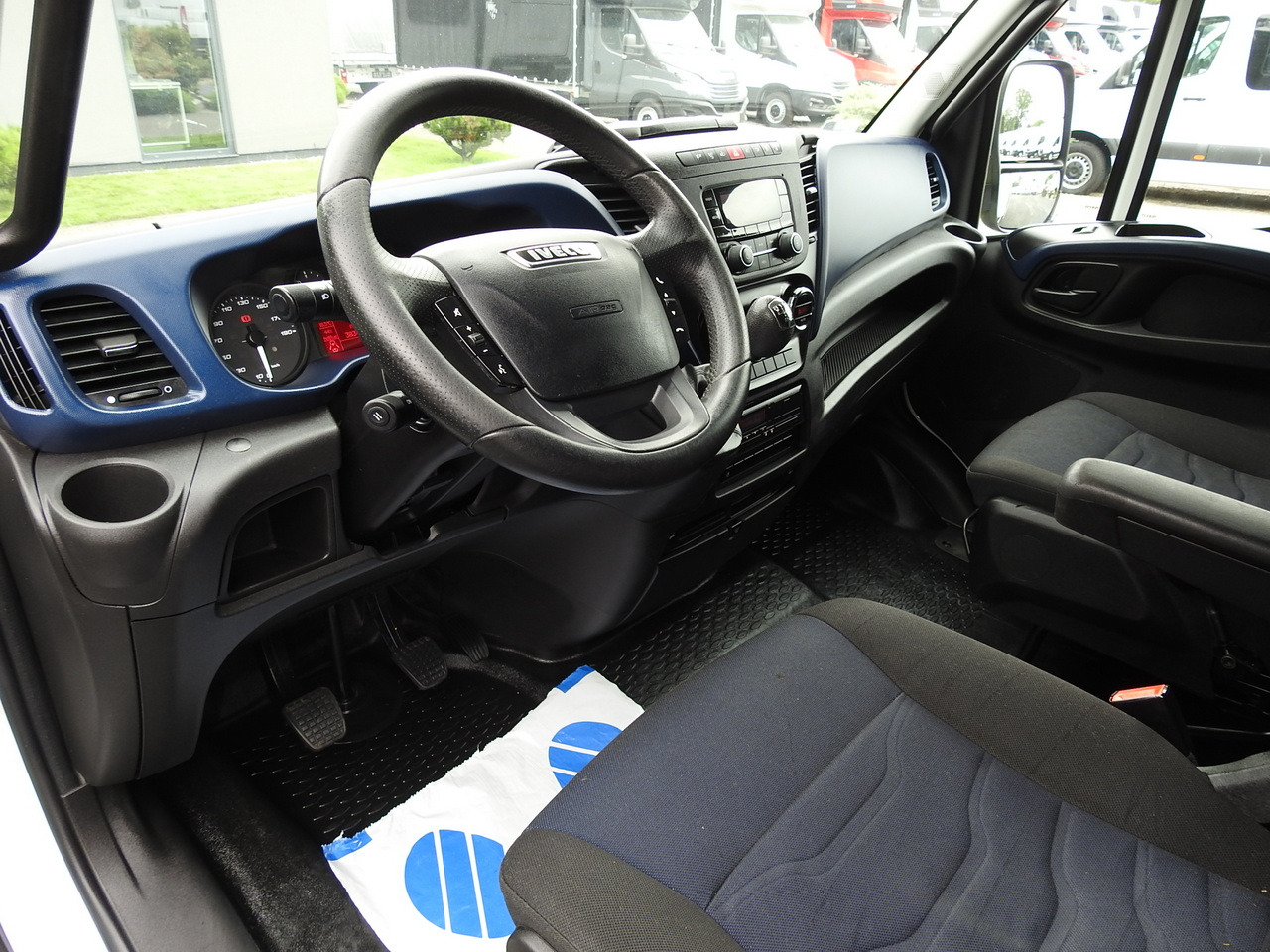 IVECO DAILY 70C18 TARPAULIN LIFT 12 PALLETS WEBASTO CRUISE CONTROL TWIN WHEELS AIR CONDITIONING 180HP - Dostavno vozilo s ponjavo: slika 2 IVECO DAILY 70C18 TARPAULIN LIFT 12 PALLETS WEBASTO CRUISE CONTROL TWIN WHEELS AIR CONDITIONING 180HP - Dostavno vozilo s ponjavo: slika 2