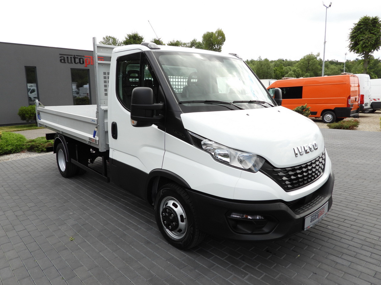 IVECO DAILY CRUISE CONTROL TWIN WHEELS AIR CONDITIONING 140HP - Dostavno vozilo prekucnik: slika 4 IVECO DAILY CRUISE CONTROL TWIN WHEELS AIR CONDITIONING 140HP - Dostavno vozilo prekucnik: slika 4
