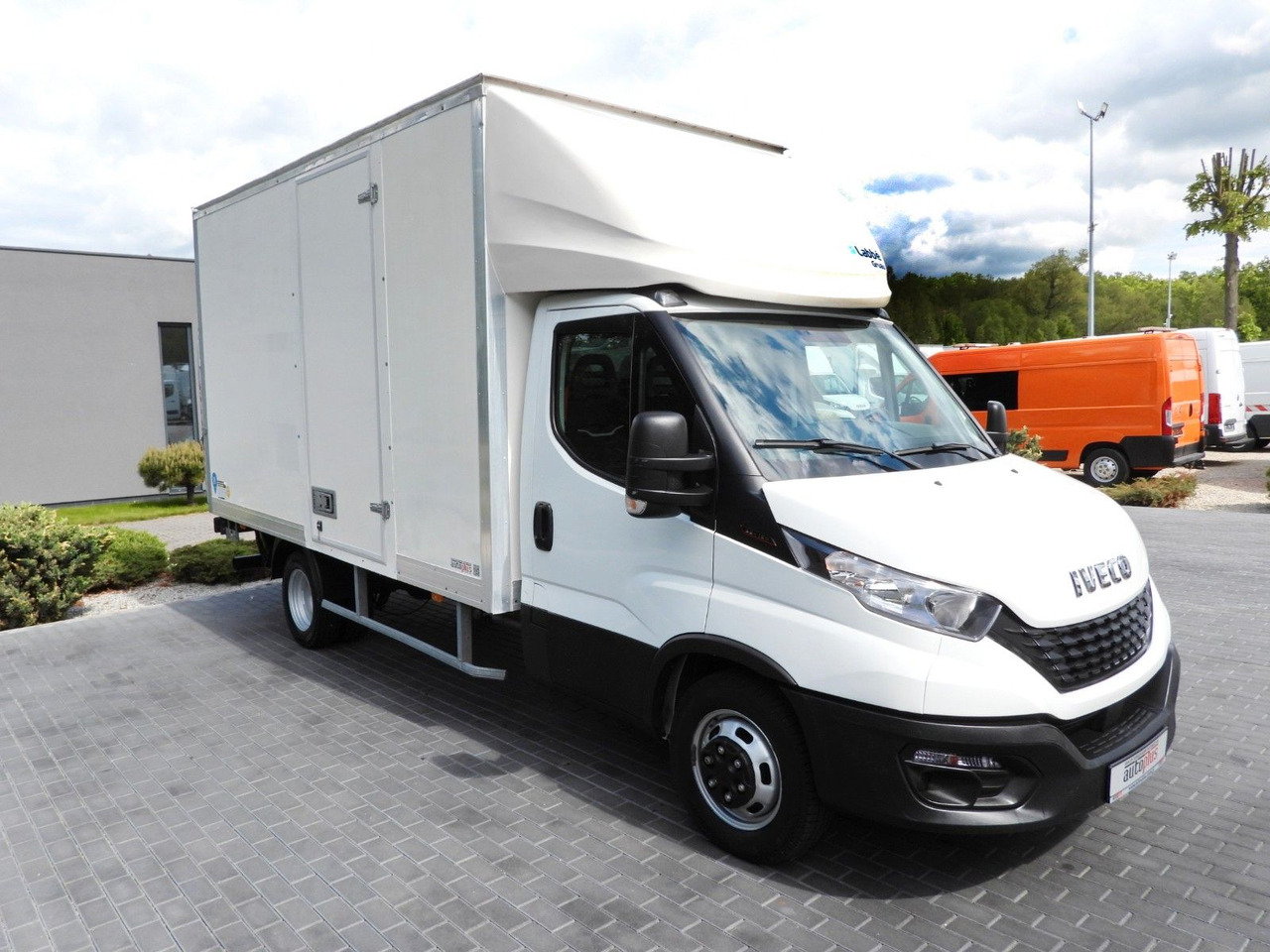 Iveco DAILY 35C16 KOFFER AUFZUG 8 PALETTEN TEMPOMAT Iveco DAILY 35C16 KOFFER AUFZUG 8 PALETTEN TEMPOMAT - Dostavno vozilo z zabojnikom: slika 4 Iveco DAILY 35C16 KOFFER AUFZUG 8 PALETTEN TEMPOMAT Iveco DAILY 35C16 KOFFER AUFZUG 8 PALETTEN TEMPOMAT - Dostavno vozilo z zabojnikom: slika 4