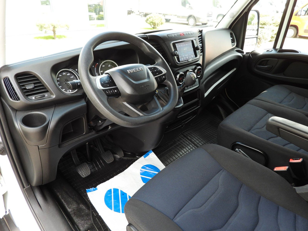 Iveco DAILY 35C16 KOFFER AUFZUG 8 PALETTEN TEMPOMAT Iveco DAILY 35C16 KOFFER AUFZUG 8 PALETTEN TEMPOMAT - Dostavno vozilo z zabojnikom: slika 2 Iveco DAILY 35C16 KOFFER AUFZUG 8 PALETTEN TEMPOMAT Iveco DAILY 35C16 KOFFER AUFZUG 8 PALETTEN TEMPOMAT - Dostavno vozilo z zabojnikom: slika 2