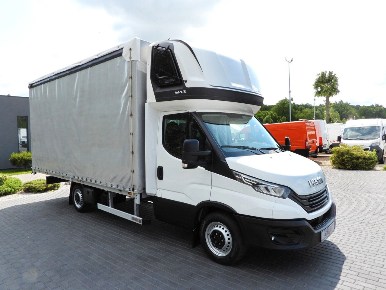 Iveco DAILY 35S18 PRITSCHE PLANE 10 PALETTEN TEMPOMAT - Dostavno vozilo s ponjavo: slika 4 Iveco DAILY 35S18 PRITSCHE PLANE 10 PALETTEN TEMPOMAT - Dostavno vozilo s ponjavo: slika 4