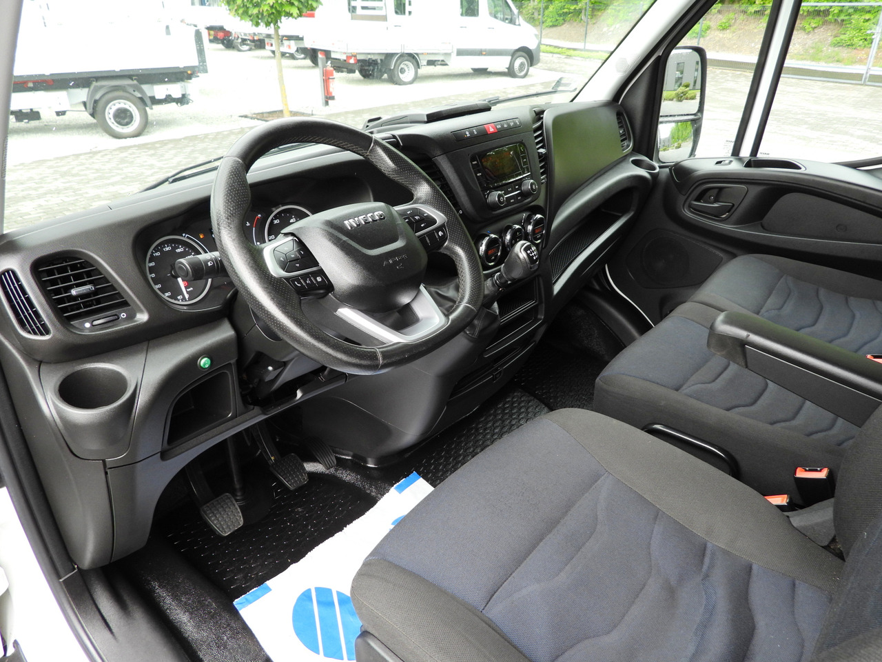 Iveco DAILY 35S18 PRITSCHE PLANE 10 PALETTEN WEBASTO - Dostavno vozilo s ponjavo: slika 2 Iveco DAILY 35S18 PRITSCHE PLANE 10 PALETTEN WEBASTO - Dostavno vozilo s ponjavo: slika 2