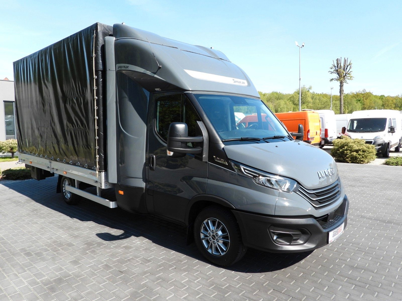 Iveco DAILY 35S18 PRITSCHE PLANE 10 PALETTEN WEBASTO - Dostavno vozilo s ponjavo, Dostavno vozilo z dvojno kabino: slika 4 Iveco DAILY 35S18 PRITSCHE PLANE 10 PALETTEN WEBASTO - Dostavno vozilo s ponjavo, Dostavno vozilo z dvojno kabino: slika 4