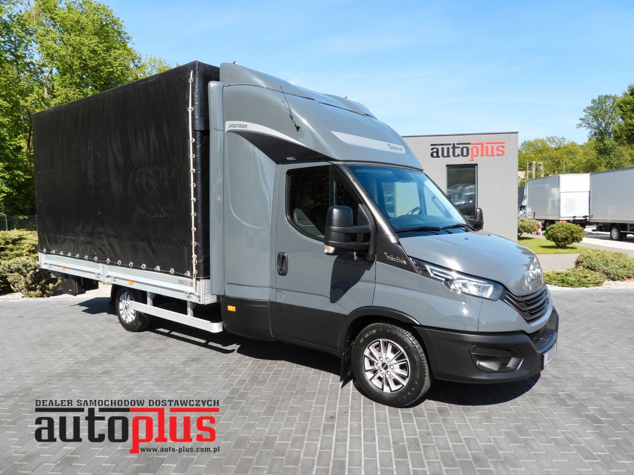 Iveco DAILY 35S18 PRITSCHE PLANE 10 PALETTEN WEBASTO - Dostavno vozilo s ponjavo, Dostavno vozilo z dvojno kabino: slika 1 Iveco DAILY 35S18 PRITSCHE PLANE 10 PALETTEN WEBASTO - Dostavno vozilo s ponjavo, Dostavno vozilo z dvojno kabino: slika 1