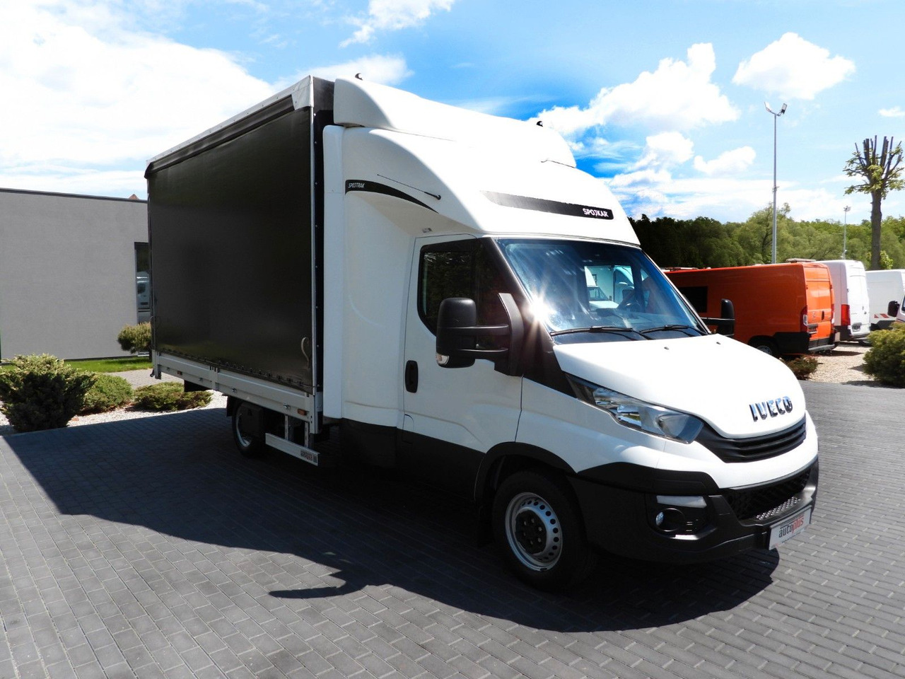 Iveco DAILY 35S18 PRITSCHE PLANE 10 PALETTEN WEBASTO - Dostavno vozilo s ponjavo, Dostavno vozilo z dvojno kabino: slika 4 Iveco DAILY 35S18 PRITSCHE PLANE 10 PALETTEN WEBASTO - Dostavno vozilo s ponjavo, Dostavno vozilo z dvojno kabino: slika 4