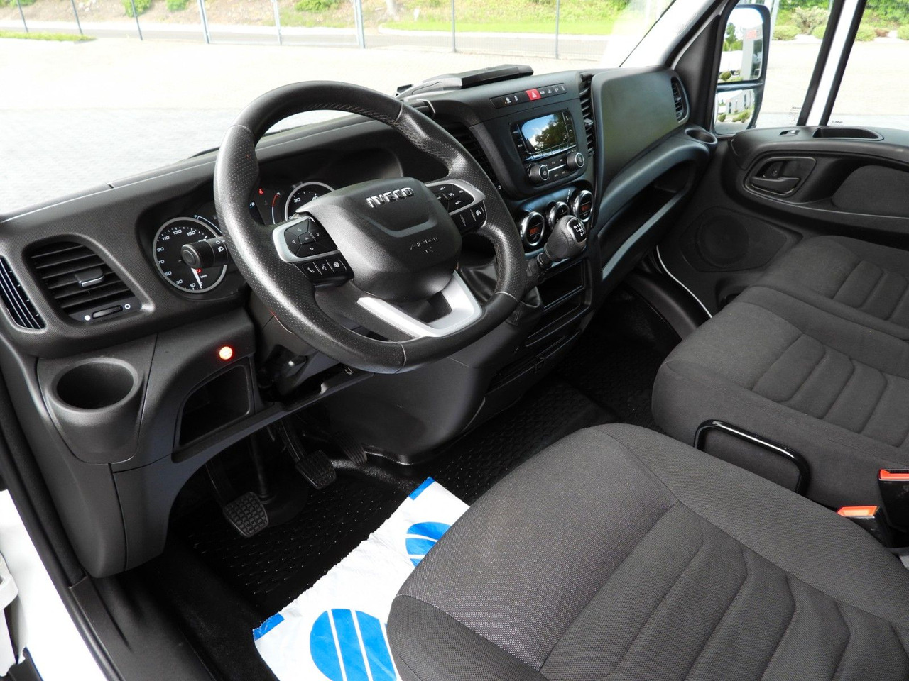Iveco DAILY 35S18 PRITSCHE PLANE AUFZUG 8 PALETTEN - Dostavno vozilo s ponjavo: slika 2 Iveco DAILY 35S18 PRITSCHE PLANE AUFZUG 8 PALETTEN - Dostavno vozilo s ponjavo: slika 2