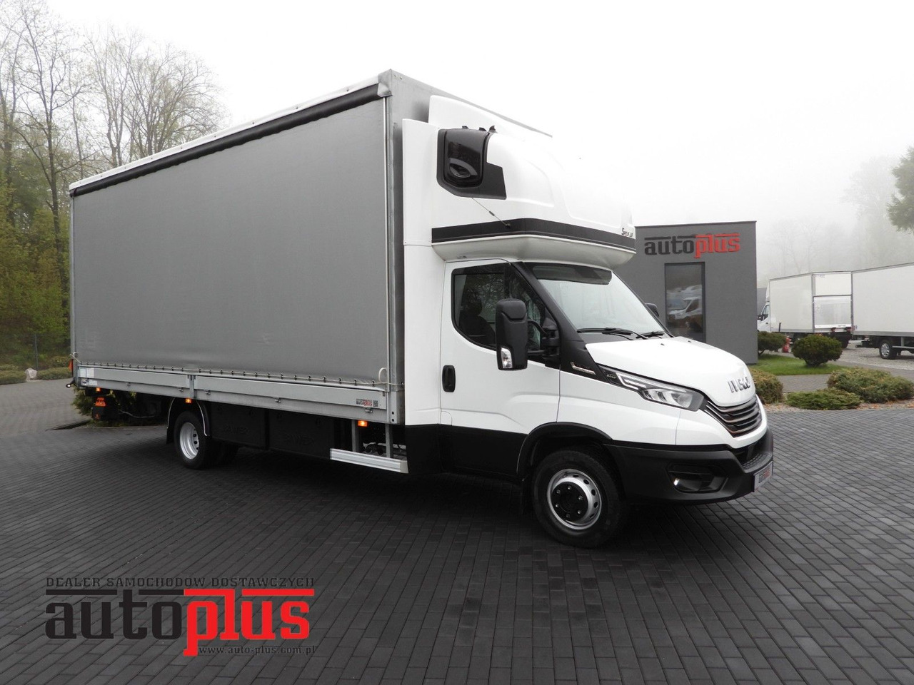 Iveco DAILY 72C18 PRITSCHE PLANE AUFZUG 16 PALETTEN - Dostavno vozilo s ponjavo: slika 1 Iveco DAILY 72C18 PRITSCHE PLANE AUFZUG 16 PALETTEN - Dostavno vozilo s ponjavo: slika 1