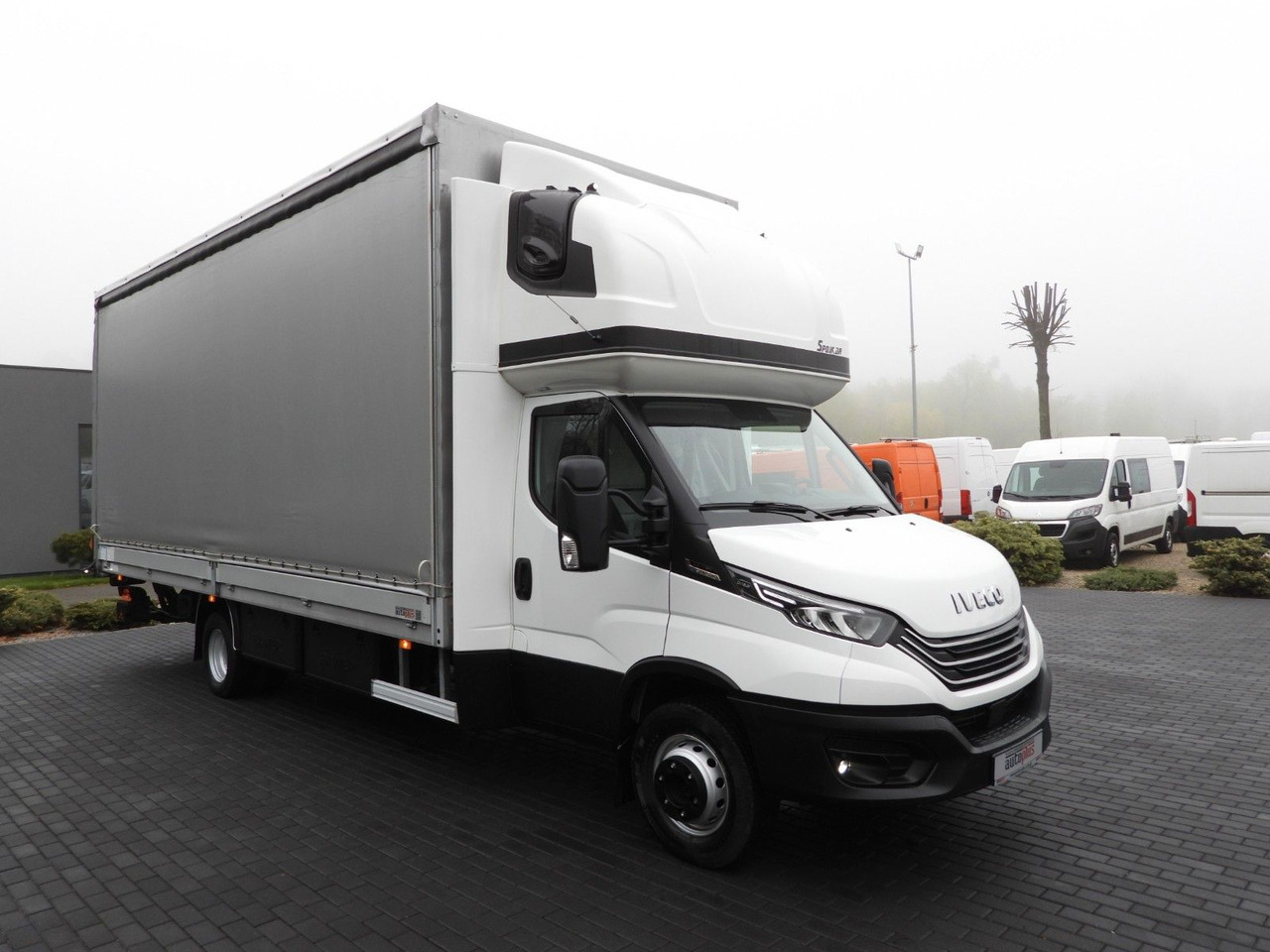 Iveco DAILY 72C18 PRITSCHE PLANE AUFZUG 16 PALETTEN - Dostavno vozilo s ponjavo: slika 4 Iveco DAILY 72C18 PRITSCHE PLANE AUFZUG 16 PALETTEN - Dostavno vozilo s ponjavo: slika 4