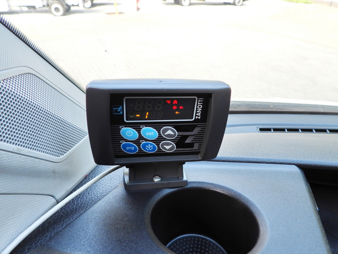 Hladilno vozilo MAN TGE 3.140 REGRIGERATOR BOX -1*C 8 PALLETS HEATING FUNCTION CRUISE CONTROL PNEUMATICS AIR CONDITIONING  140HP: slika 35