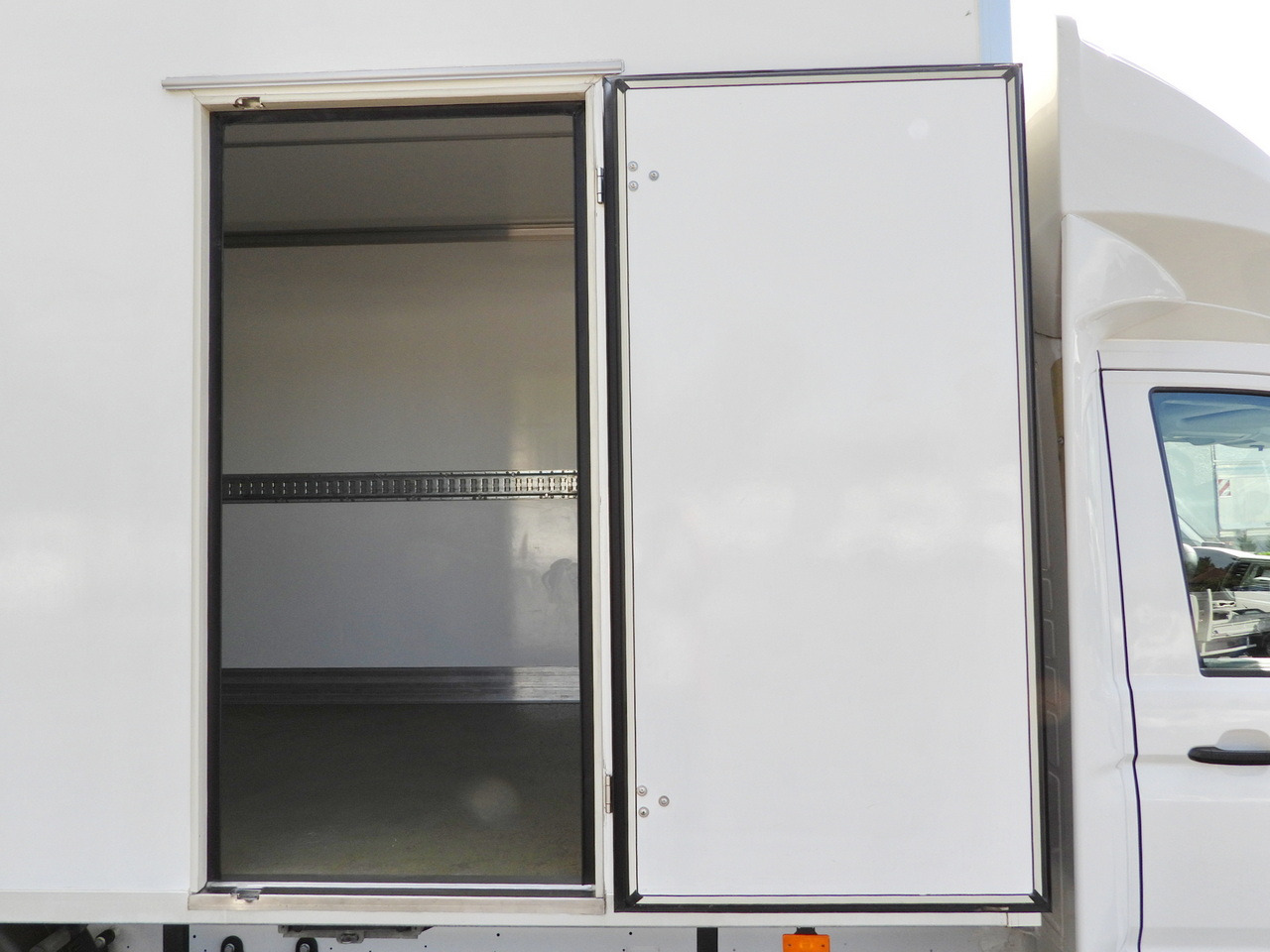 Hladilno vozilo MAN TGE 3.140 REGRIGERATOR BOX -1*C 8 PALLETS HEATING FUNCTION CRUISE CONTROL PNEUMATICS AIR CONDITIONING  140HP: slika 24