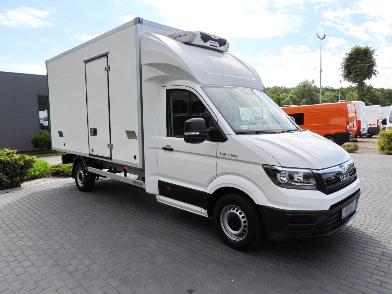 MAN TGE 3.140 REGRIGERATOR BOX -1*C 8 PALLETS HEATING FUNCTION CRUISE CONTROL PNEUMATICS AIR CONDITIONING 140HP - Hladilno vozilo: slika 4 MAN TGE 3.140 REGRIGERATOR BOX -1*C 8 PALLETS HEATING FUNCTION CRUISE CONTROL PNEUMATICS AIR CONDITIONING 140HP - Hladilno vozilo: slika 4
