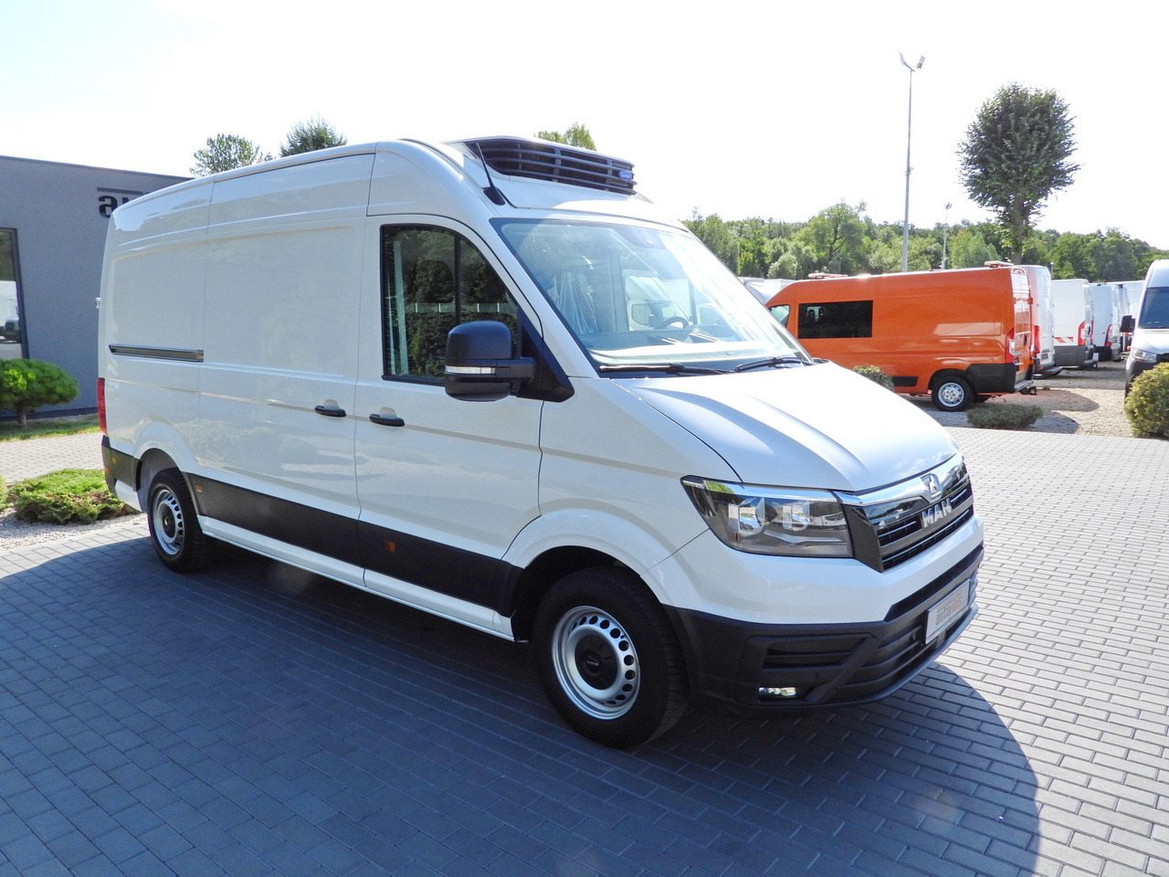 MAN TGE REFRIGERATOR VAN -5*C POWER SUPPLY 230V CRUISE CONTROL AUTOMATIC TRANSMISSION AIR CONDITIONING 180HP - Hladilno vozilo: slika 4 MAN TGE REFRIGERATOR VAN -5*C POWER SUPPLY 230V CRUISE CONTROL AUTOMATIC TRANSMISSION AIR CONDITIONING 180HP - Hladilno vozilo: slika 4