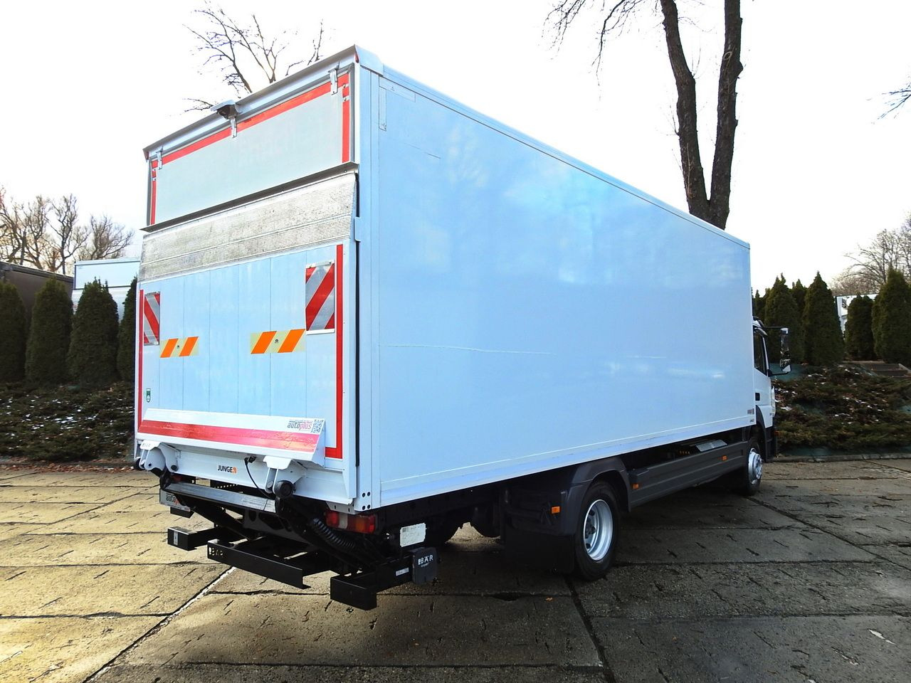 MERCEDES ATEGO 12.24 BOX LIFT 18 PALLETS CRUISE CONTROL AUTOMATIC TRANSMISSION TWIN WHEELS AIR CONDITIONING 240HP - Dostavno vozilo z zabojnikom: slika 3 MERCEDES ATEGO 12.24 BOX LIFT 18 PALLETS CRUISE CONTROL AUTOMATIC TRANSMISSION TWIN WHEELS AIR CONDITIONING 240HP - Dostavno vozilo z zabojnikom: slika 3