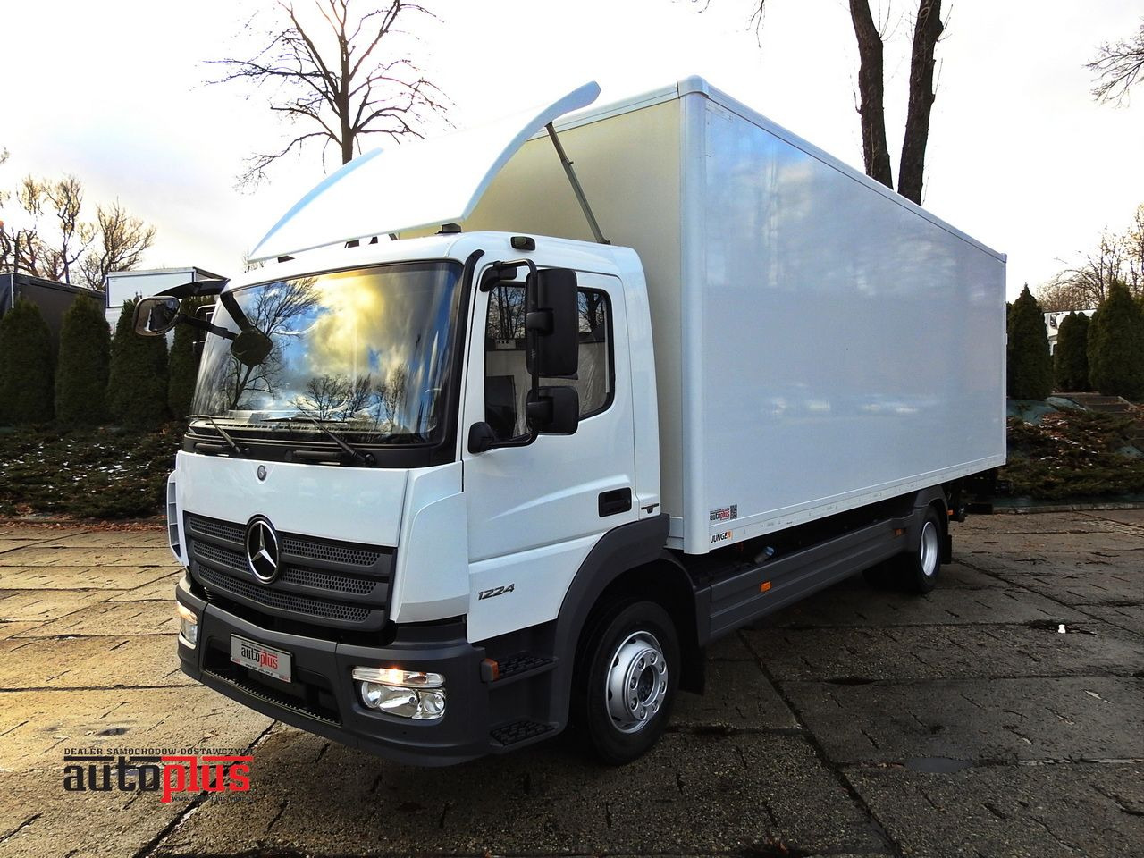 MERCEDES ATEGO 12.24 BOX LIFT 18 PALLETS CRUISE CONTROL AUTOMATIC TRANSMISSION TWIN WHEELS AIR CONDITIONING 240HP - Dostavno vozilo z zabojnikom: slika 1 MERCEDES ATEGO 12.24 BOX LIFT 18 PALLETS CRUISE CONTROL AUTOMATIC TRANSMISSION TWIN WHEELS AIR CONDITIONING 240HP - Dostavno vozilo z zabojnikom: slika 1