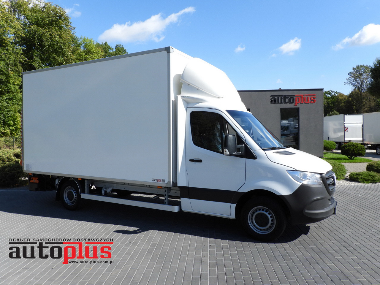 MERCEDES SPRINTER 315 BOX LIFT 8 PALLETS AIR CONDITIONING 150HP - Dostavno vozilo z zabojnikom: slika 1 MERCEDES SPRINTER 315 BOX LIFT 8 PALLETS AIR CONDITIONING 150HP - Dostavno vozilo z zabojnikom: slika 1