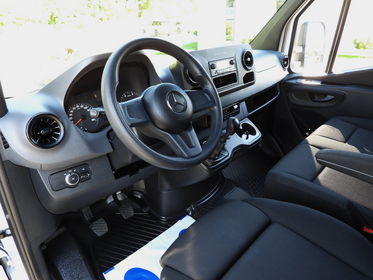 MERCEDES SPRINTER 315 BOX LIFT 8 PALLETS AIR CONDITIONING 150HP - Dostavno vozilo z zabojnikom: slika 2 MERCEDES SPRINTER 315 BOX LIFT 8 PALLETS AIR CONDITIONING 150HP - Dostavno vozilo z zabojnikom: slika 2