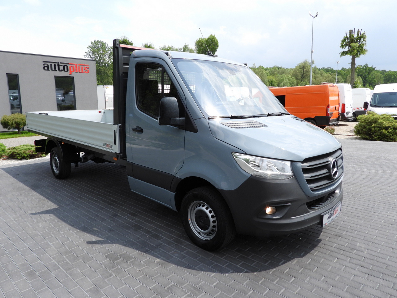 MERCEDES SPRINTER 315 STAKE BODY 8 PALLETS CRUISE CONTROL AIR CONDITIONING 150HP - Dostavno vozilo s kesonom: slika 4 MERCEDES SPRINTER 315 STAKE BODY 8 PALLETS CRUISE CONTROL AIR CONDITIONING 150HP - Dostavno vozilo s kesonom: slika 4