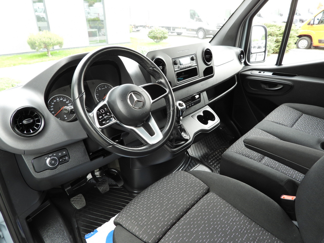 MERCEDES SPRINTER 315 STAKE BODY 8 PALLETS CRUISE CONTROL AIR CONDITIONING 150HP - Dostavno vozilo s kesonom: slika 2 MERCEDES SPRINTER 315 STAKE BODY 8 PALLETS CRUISE CONTROL AIR CONDITIONING 150HP - Dostavno vozilo s kesonom: slika 2