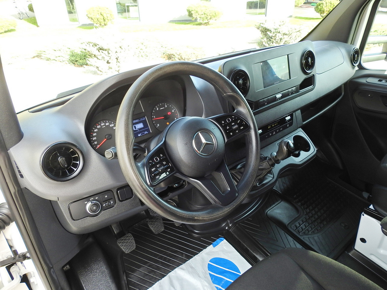 MERCEDES SPRINTER 516 STAKE BODY DOUBLE CABIN DOKA 6 SEATS CRUISE CONTROL AIR CONDITIONING TWIN WHEELS 160HP - Dostavno vozilo z dvojno kabino: slika 2 MERCEDES SPRINTER 516 STAKE BODY DOUBLE CABIN DOKA 6 SEATS CRUISE CONTROL AIR CONDITIONING TWIN WHEELS 160HP - Dostavno vozilo z dvojno kabino: slika 2