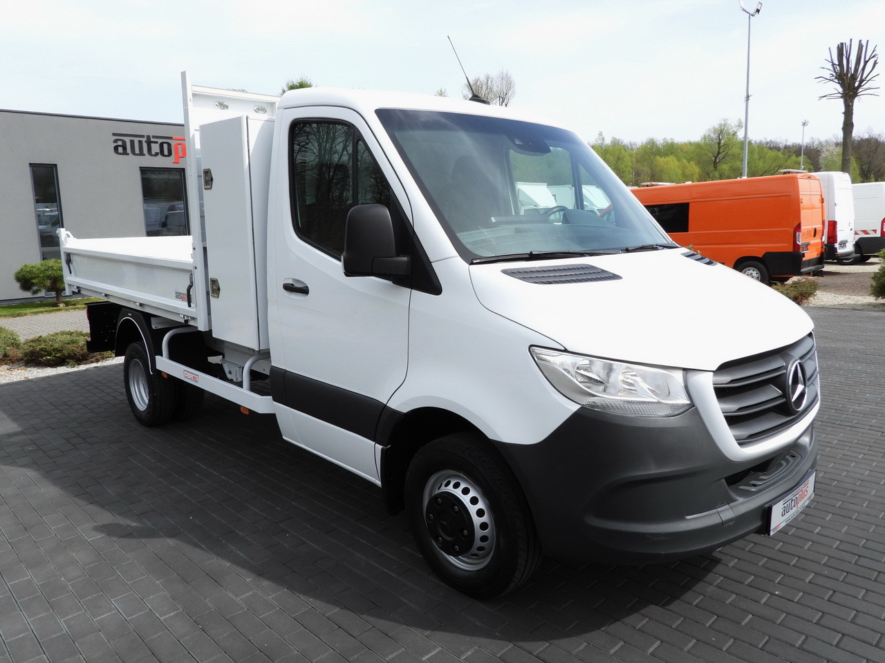 MERCEDES SPRINTER 516 TIPPER CRUISE CONTROL TWIN WHEELS AIR CONDITIONING 160HP - Dostavno vozilo prekucnik: slika 4 MERCEDES SPRINTER 516 TIPPER CRUISE CONTROL TWIN WHEELS AIR CONDITIONING 160HP - Dostavno vozilo prekucnik: slika 4