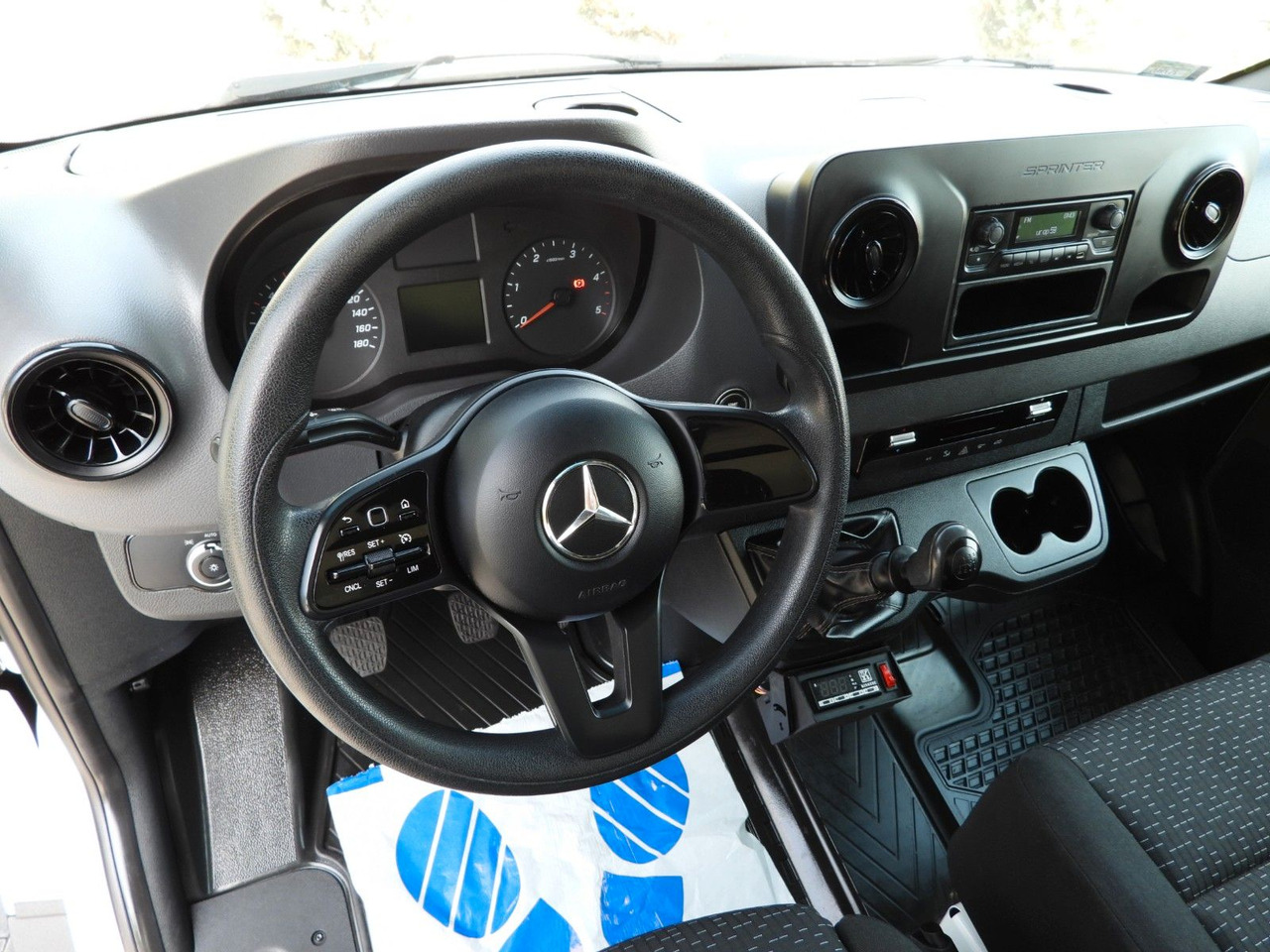 Mercedes-Benz SPRINTER 316 KÜHLKOFFER 0*C AUFZUG 8 PALETTEN - Hladilno vozilo: slika 2 Mercedes-Benz SPRINTER 316 KÜHLKOFFER 0*C AUFZUG 8 PALETTEN - Hladilno vozilo: slika 2