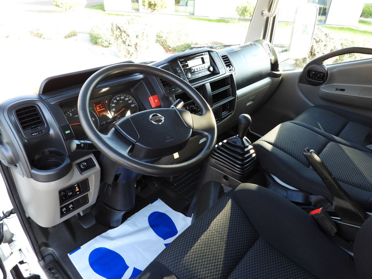 NISSAN CABSTAR NT400 STAKE BODY DOUBLE CABIN DOKA 6 SEATS TWIN WHEELS AIR CONDITIONING 130HP - Dostavno vozilo z dvojno kabino: slika 2 NISSAN CABSTAR NT400 STAKE BODY DOUBLE CABIN DOKA 6 SEATS TWIN WHEELS AIR CONDITIONING 130HP - Dostavno vozilo z dvojno kabino: slika 2